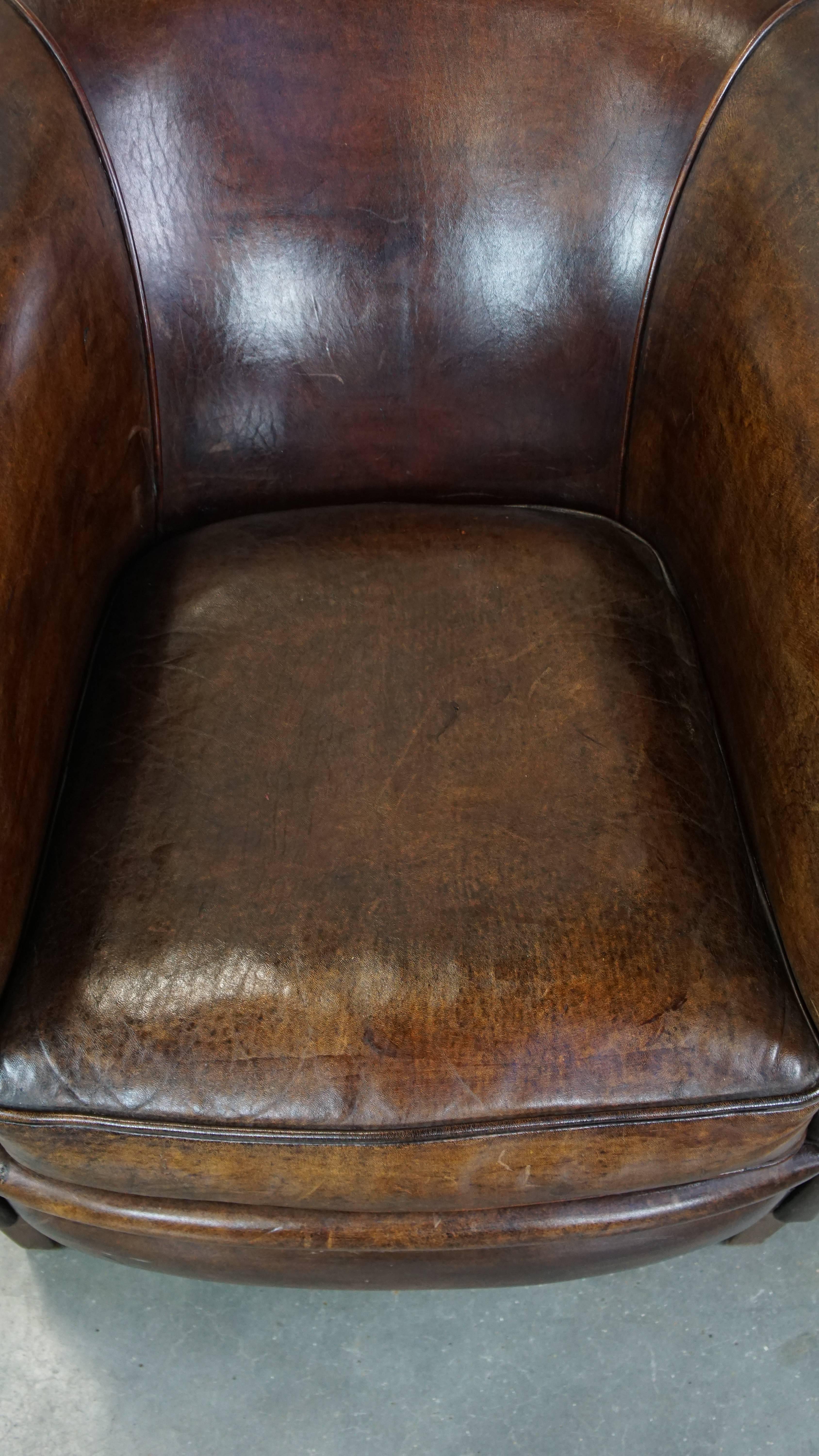 XXIe siècle et contemporain Fauteuil club foncé et robuste en peau de mouton avec une belle apparence et un siège correct en vente