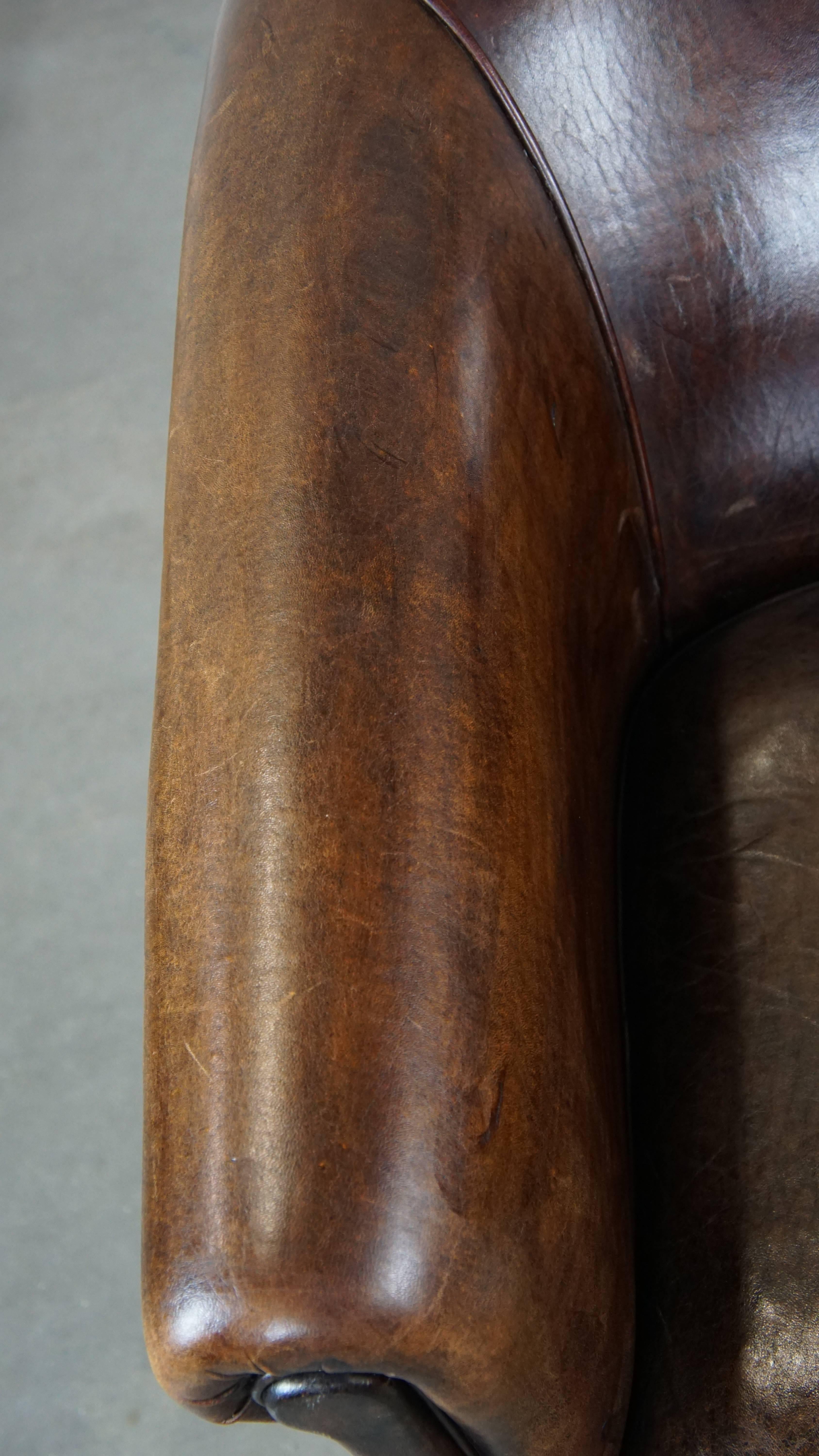 Cuir Fauteuil club foncé et robuste en peau de mouton avec une belle apparence et un siège correct en vente