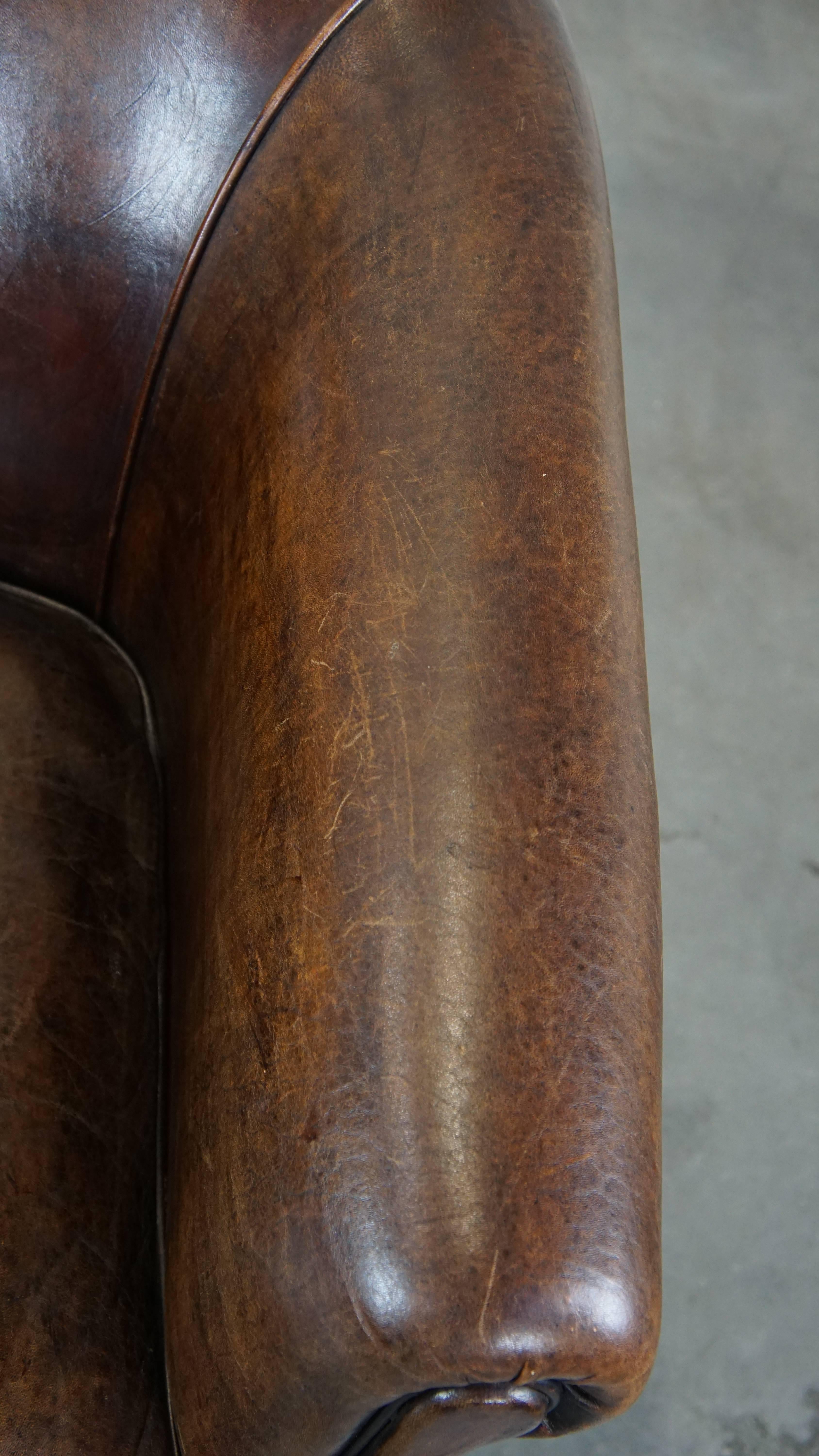 Fauteuil club foncé et robuste en peau de mouton avec une belle apparence et un siège correct en vente 1
