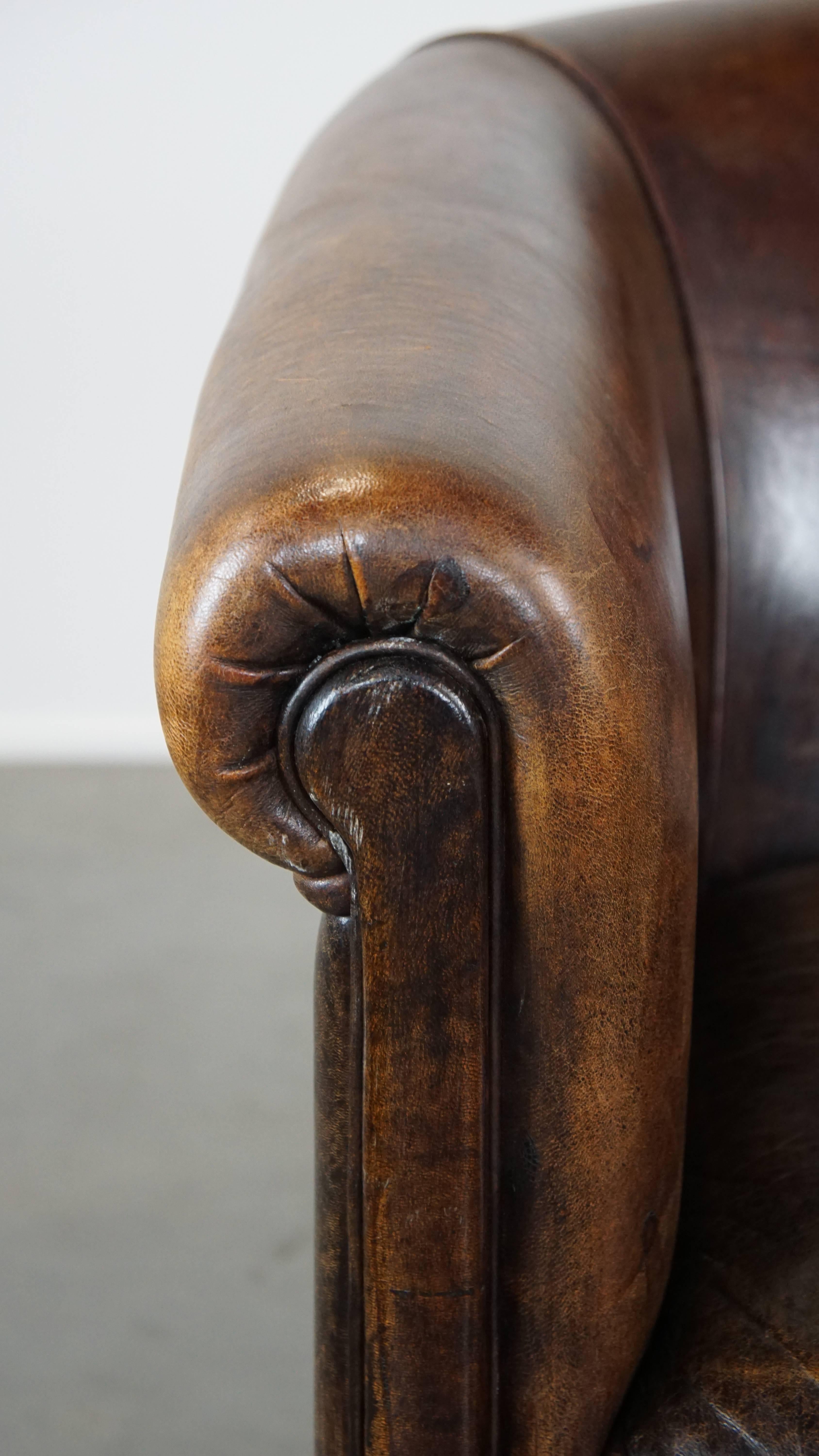Fauteuil club foncé et robuste en peau de mouton avec une belle apparence et un siège correct en vente 2