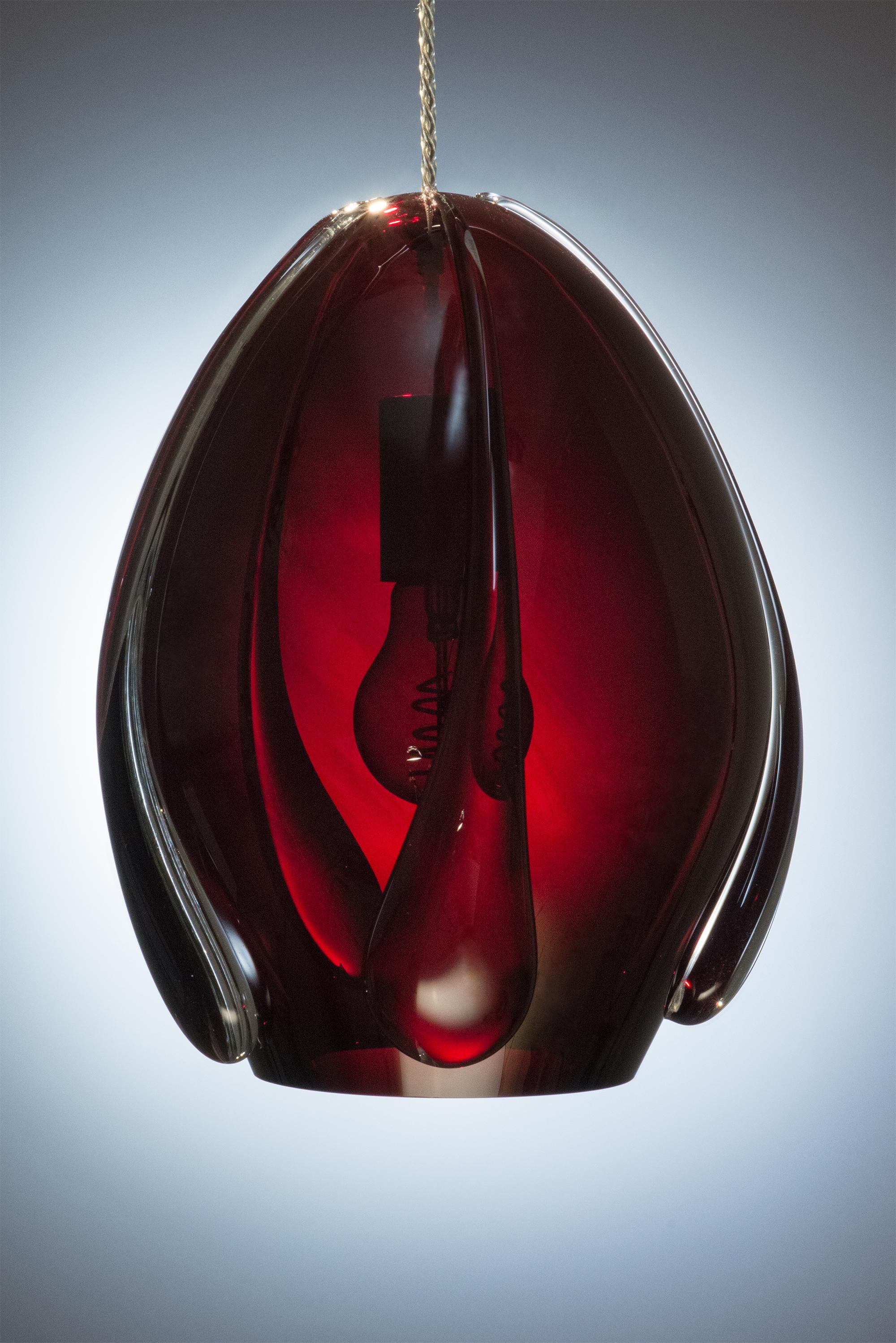 Lampada a sospensione L in rubino scuro di Georgiev Zabeta
Dimensioni: D 30 x L 32 x H 26 cm.
Materiali: Vetro soffiato.

Tutte le nostre lampade possono essere cablate a seconda del Paese. Se viene venduto negli Stati Uniti, sarà cablato per gli