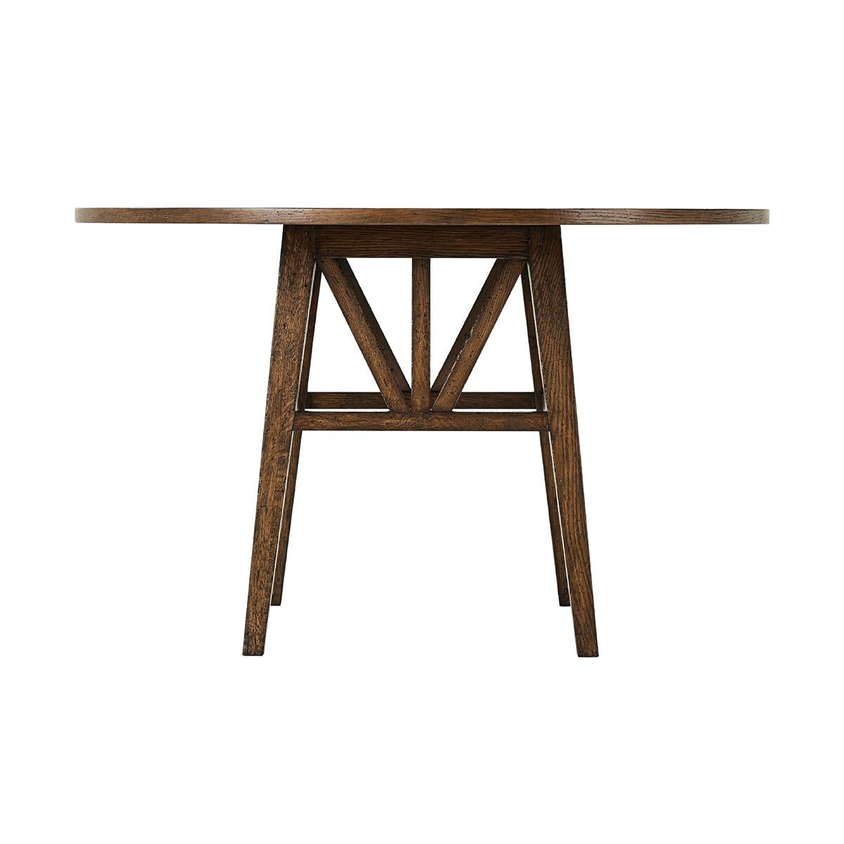 Rustique Table de salle à manger ronde en chêne rustique foncé en vente