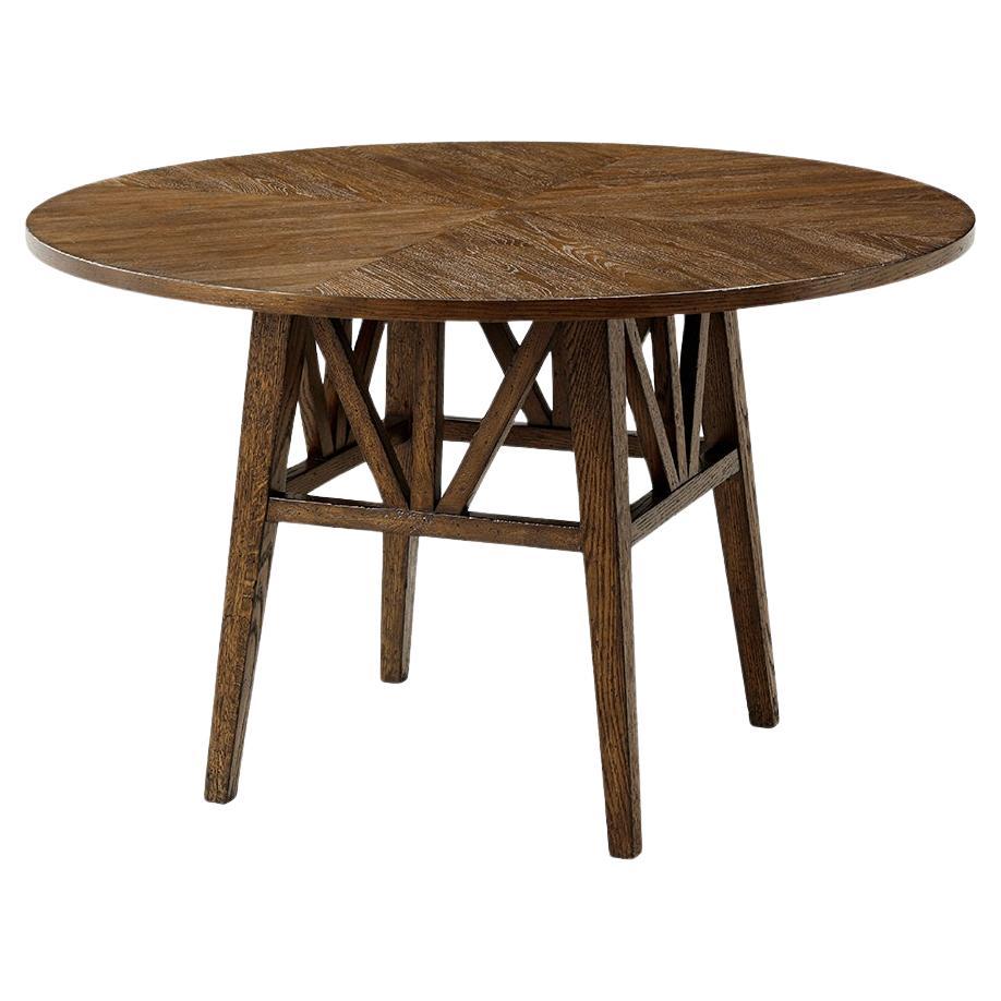 Table de salle à manger ronde en chêne rustique foncé en vente