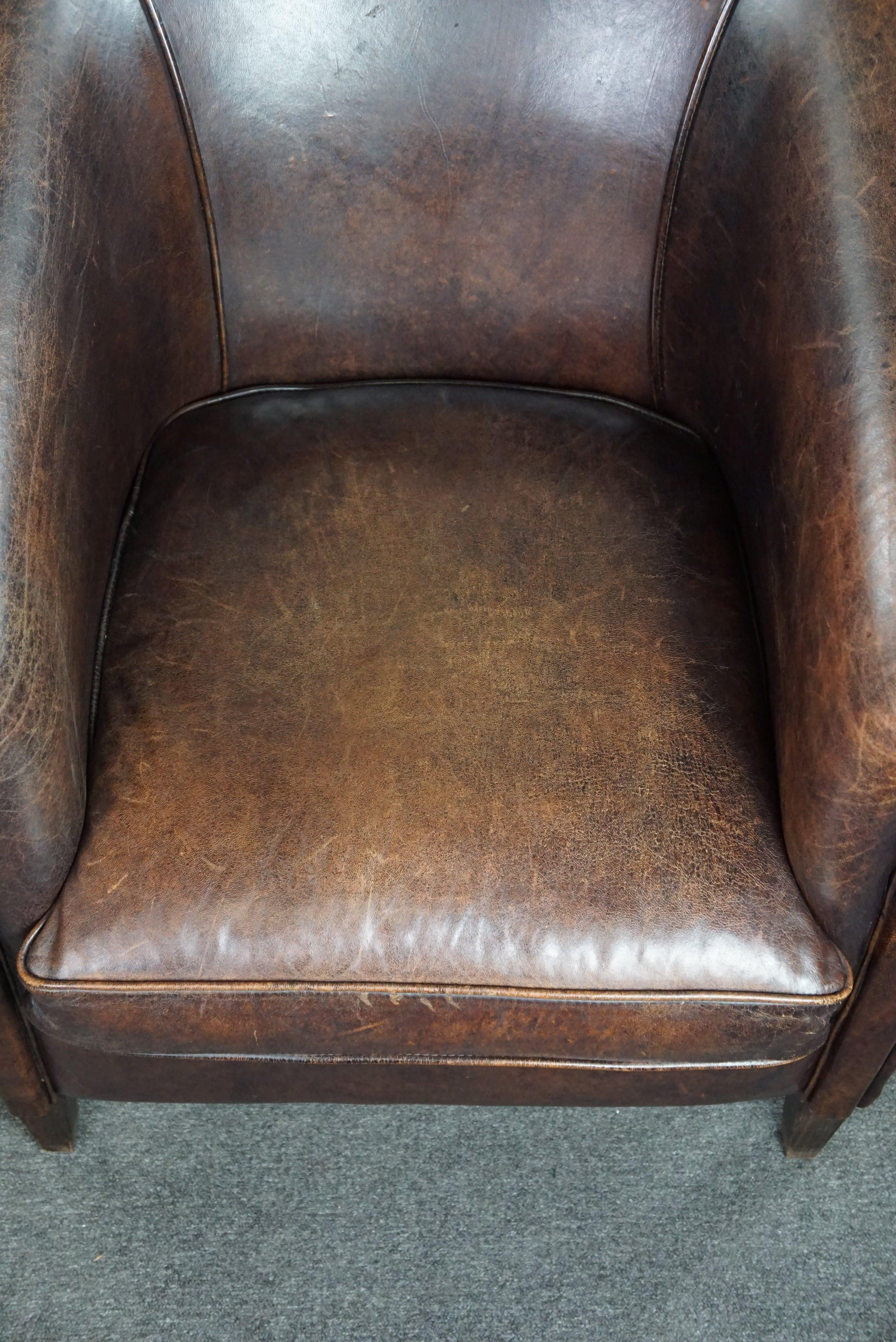 Sillón club de piel de oveja oscura, diseño elegante en venta 1