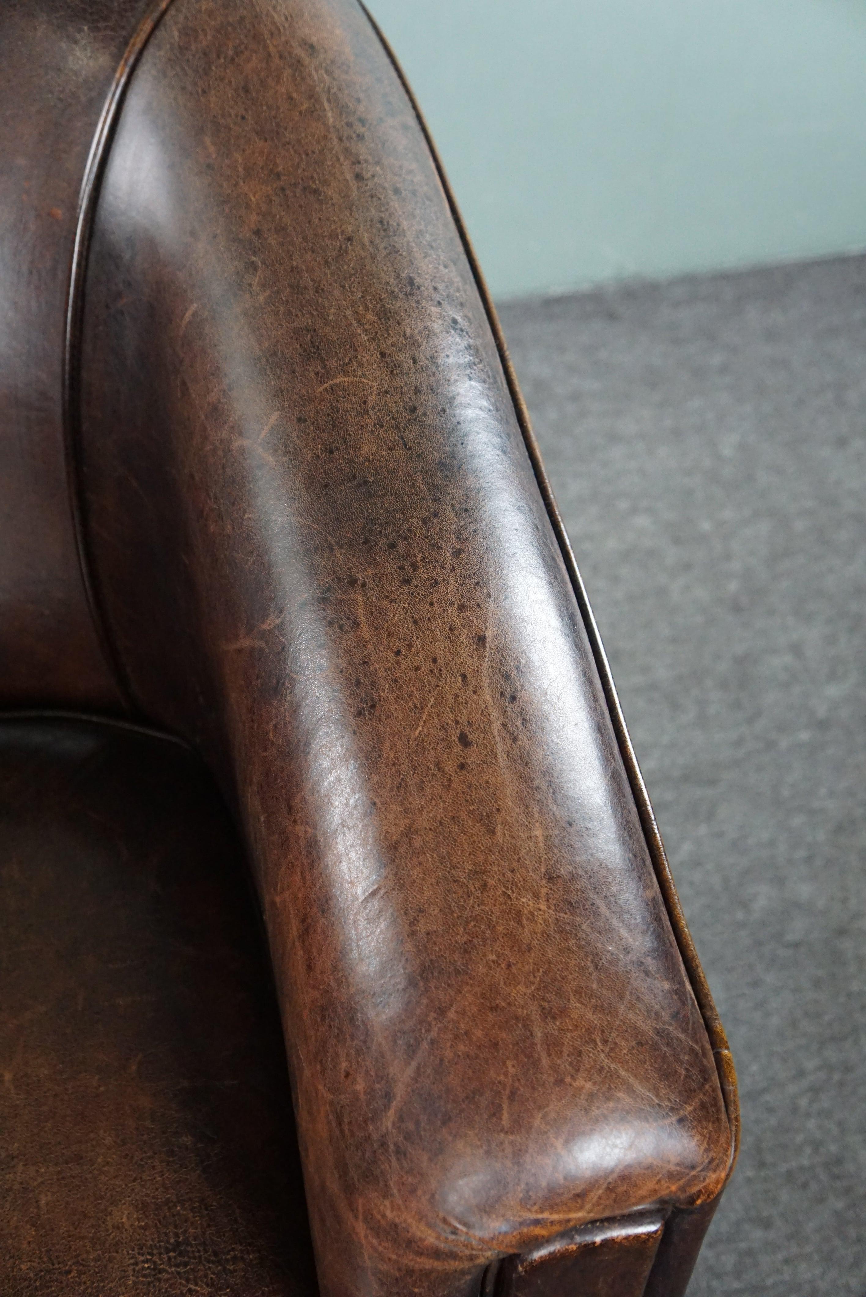 Sillón club de piel de oveja oscura, diseño elegante en venta 3