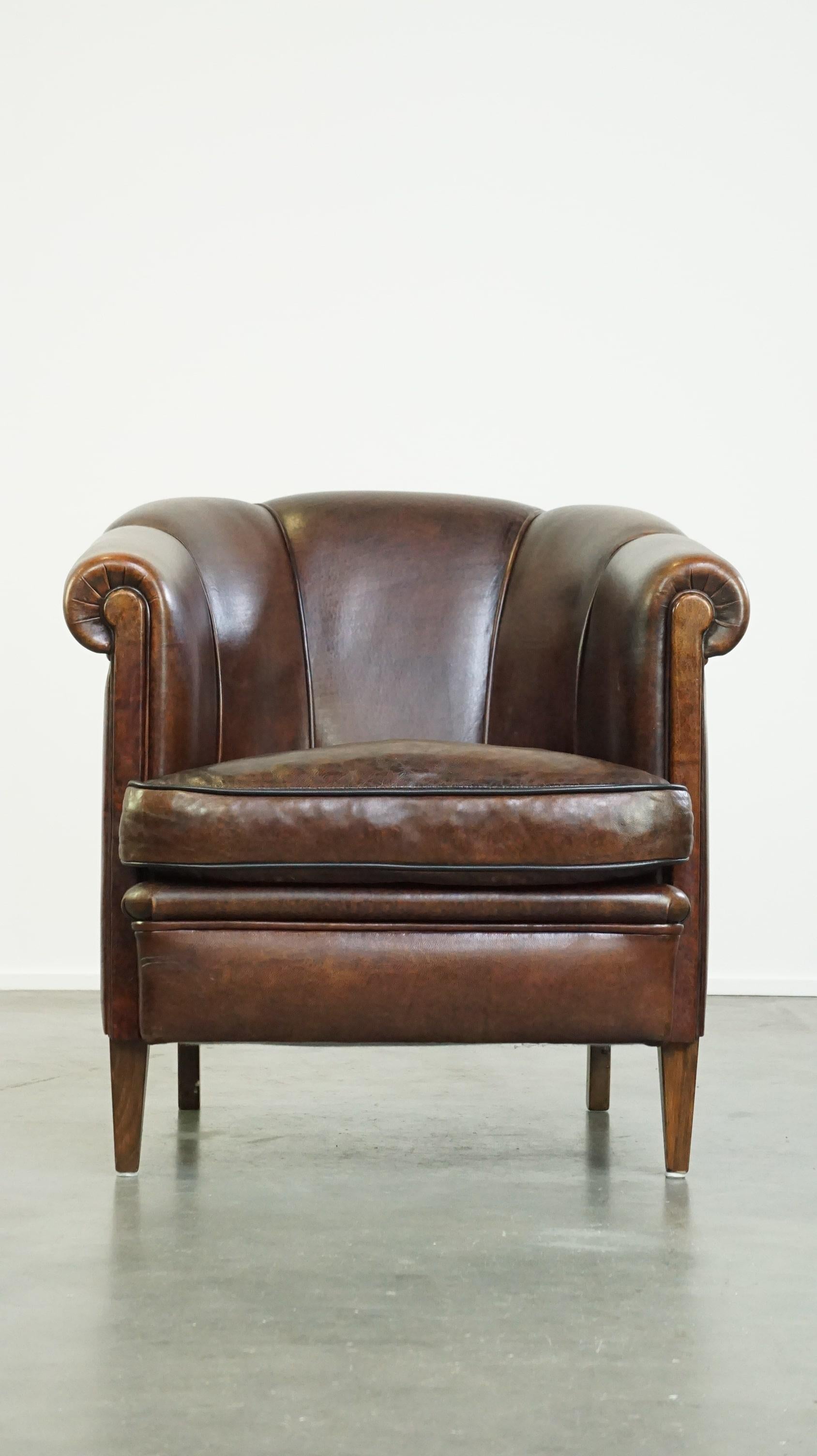 This beautiful and distinctive sheep leather club chair offers a wonderfully comfortable seat and an impressive appearance. Its colors and material exude a warm, luxurious atmosphere that many people appreciate. It features a loose seat cushion and
