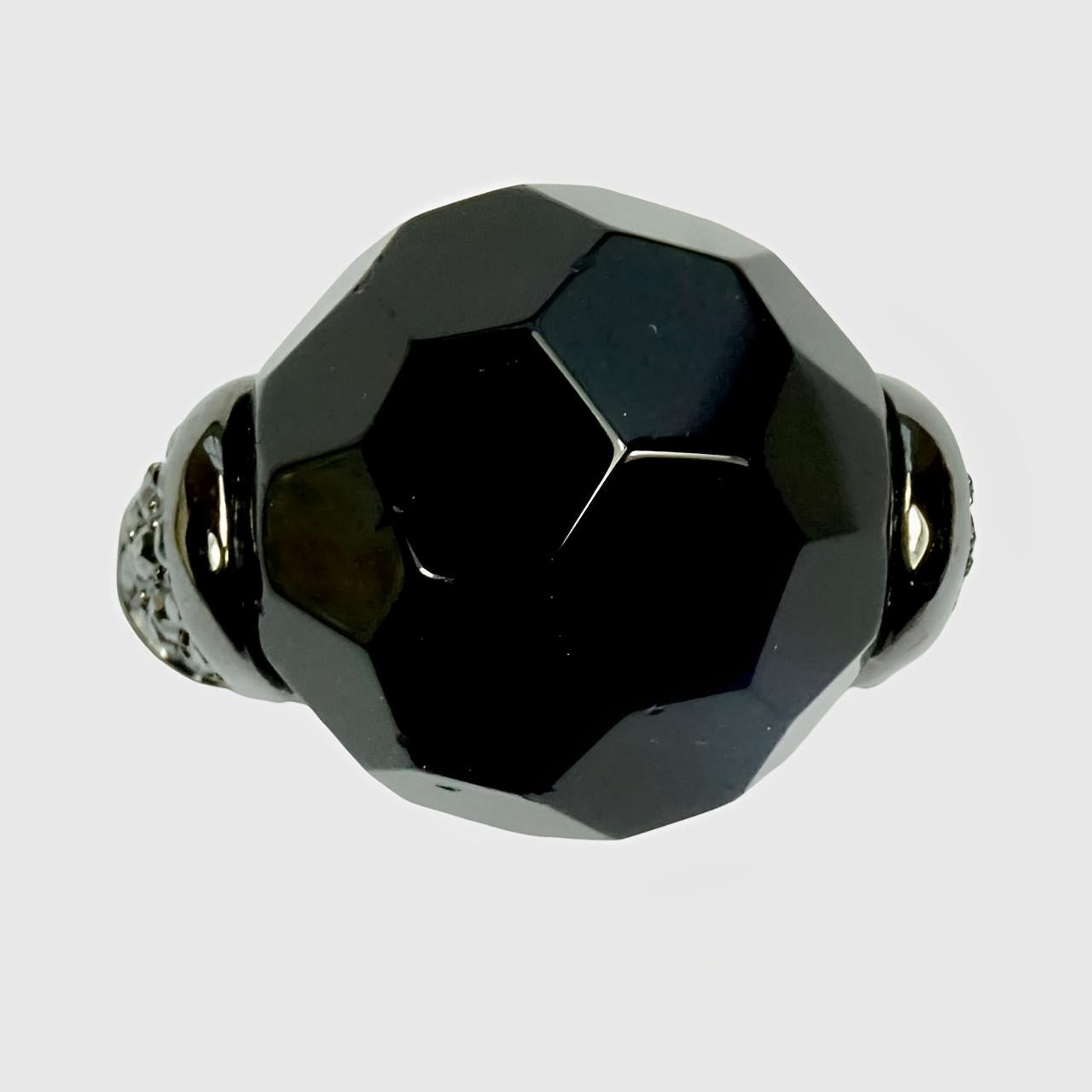 Wunderschöner Cocktailring in dunklem Silberton, mit einer facettierten schwarzen Glaskugel. Die Schultern sind mit Markasiten besetzt. Ringgröße UK L, US 5 1/2. Innendurchmesser 1,7 cm / .67 inch. Der Ring ist in sehr gutem Zustand.

Dieser