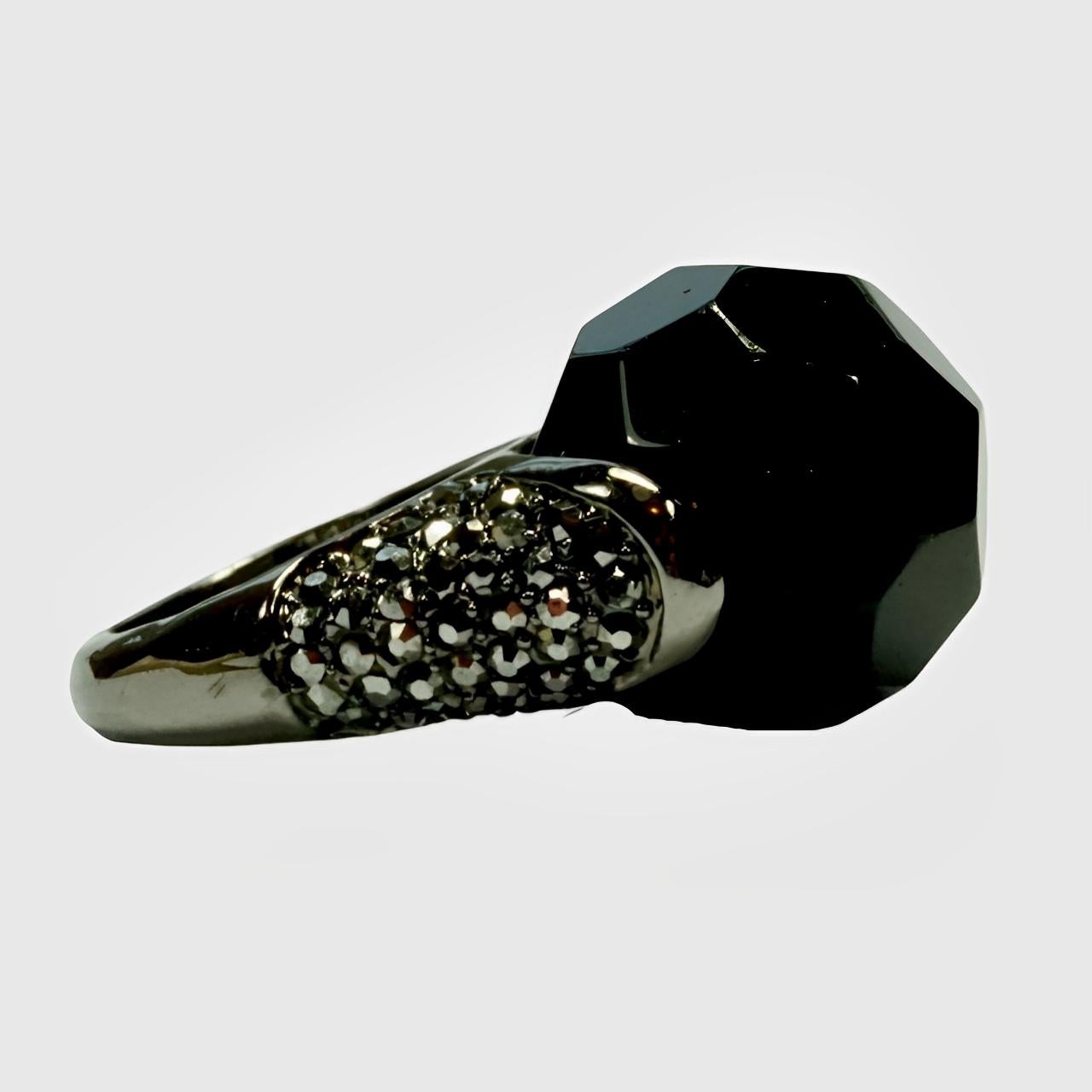 Dunkelsilberfarbener, dunkelsilberfarbener Cocktailring mit facettierter schwarzer Glaskugel und Marcasites (Rundschliff) im Angebot