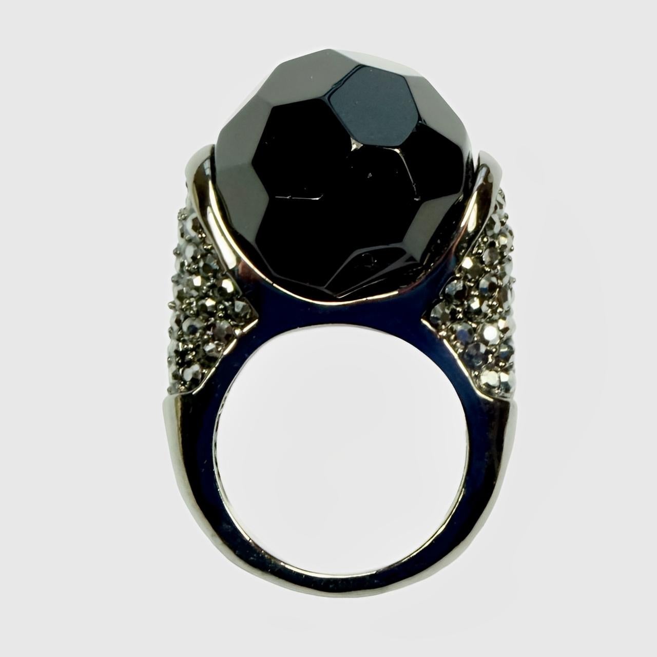 Dunkelsilberfarbener, dunkelsilberfarbener Cocktailring mit facettierter schwarzer Glaskugel und Marcasites im Zustand „Gut“ im Angebot in London, GB
