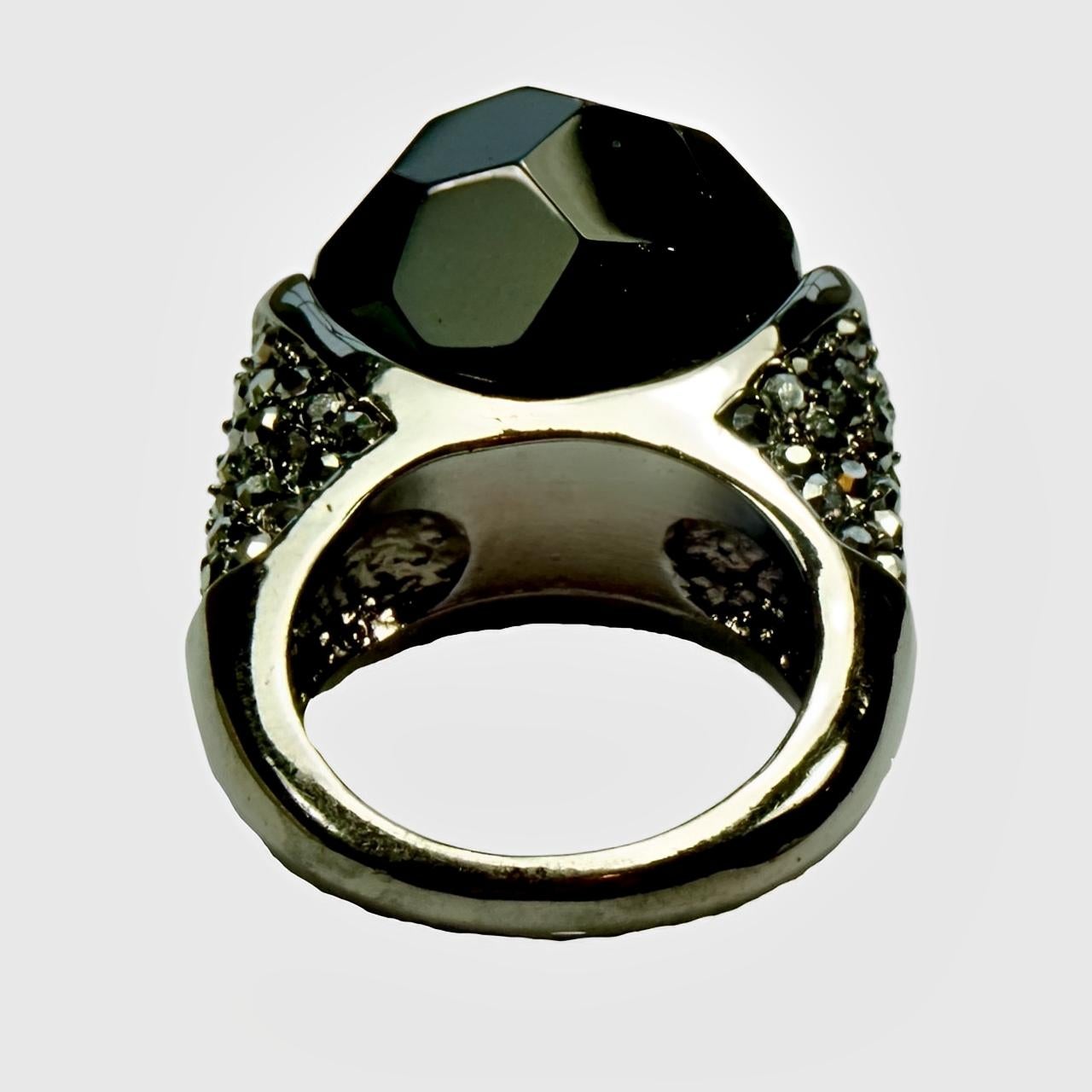 Dunkelsilberfarbener, dunkelsilberfarbener Cocktailring mit facettierter schwarzer Glaskugel und Marcasites für Damen oder Herren im Angebot