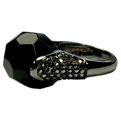 Dunkelsilberfarbener, dunkelsilberfarbener Cocktailring mit facettierter schwarzer Glaskugel und Marcasites