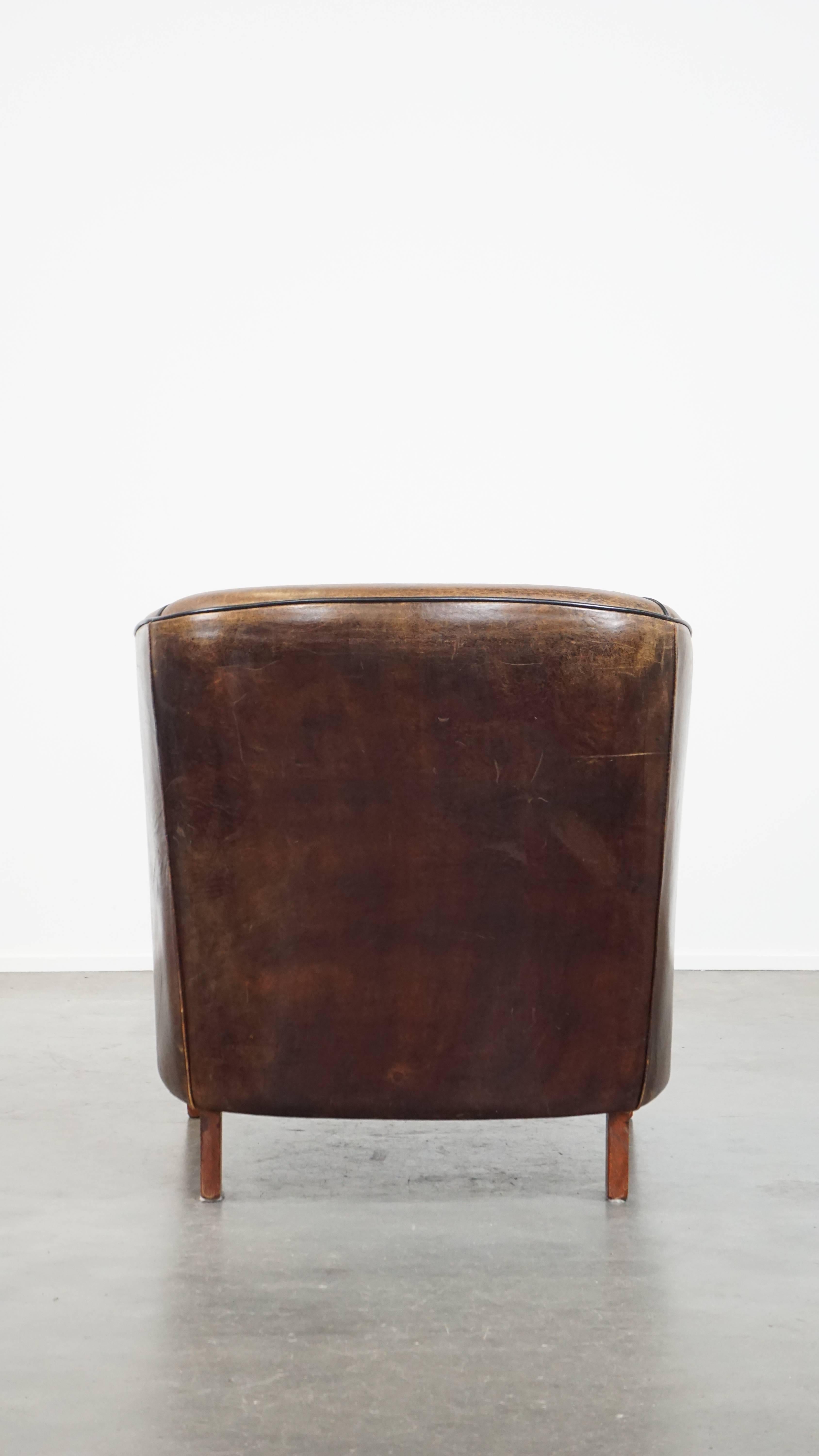Dark, sleek, luxurious sheepskin leather club armchair with beautiful colors In Good Condition For Sale In Harderwijk, NL