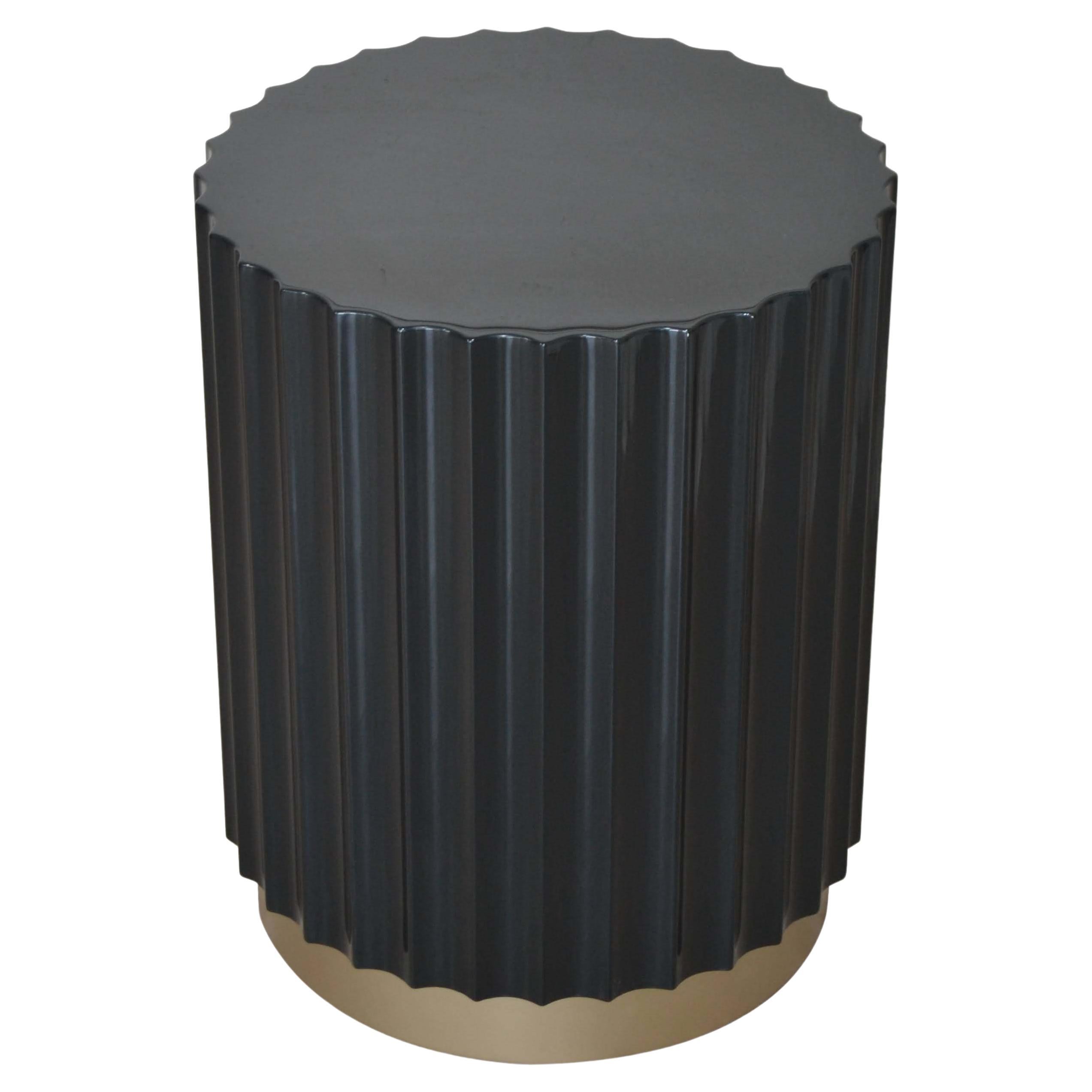 Table basse / tambour ronde avec base peinte en laiton, couleur smaradienne foncée