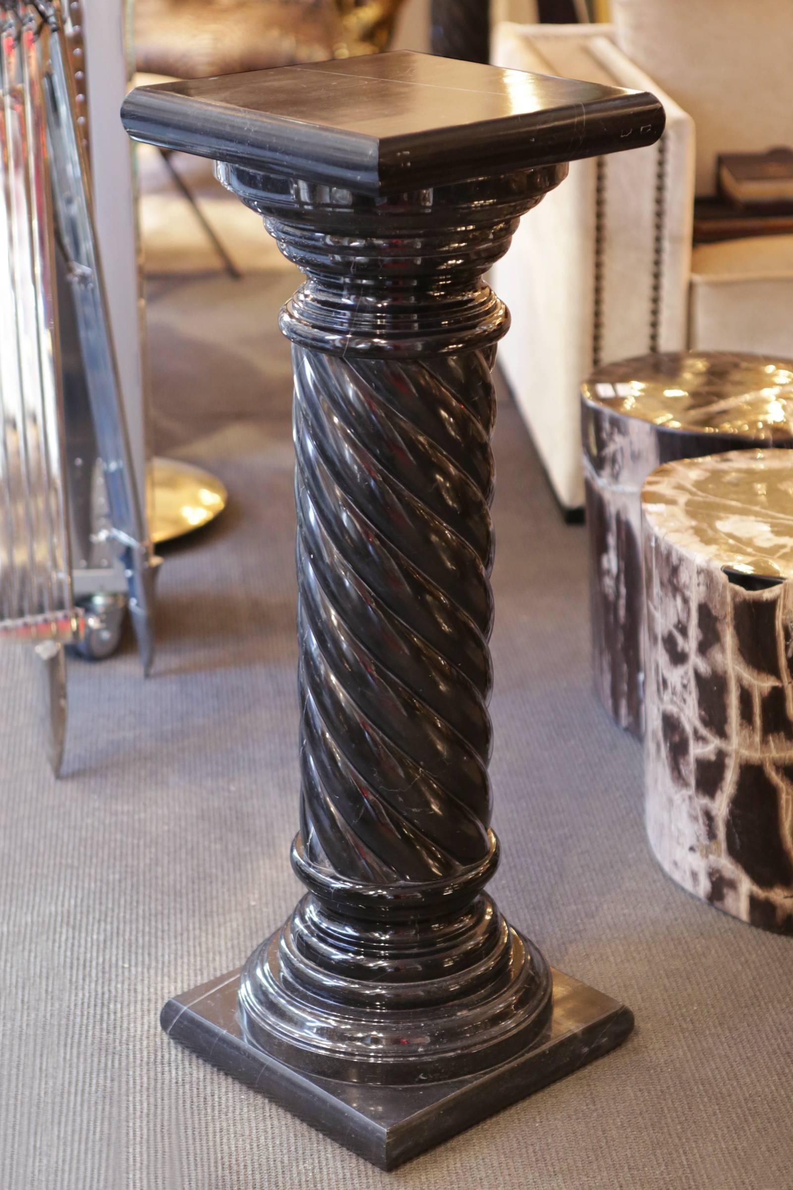 Columns or pedestal dark solid marble in real 
marble with torsade feet. Exceptional piece.
Weight: 120kg/item.