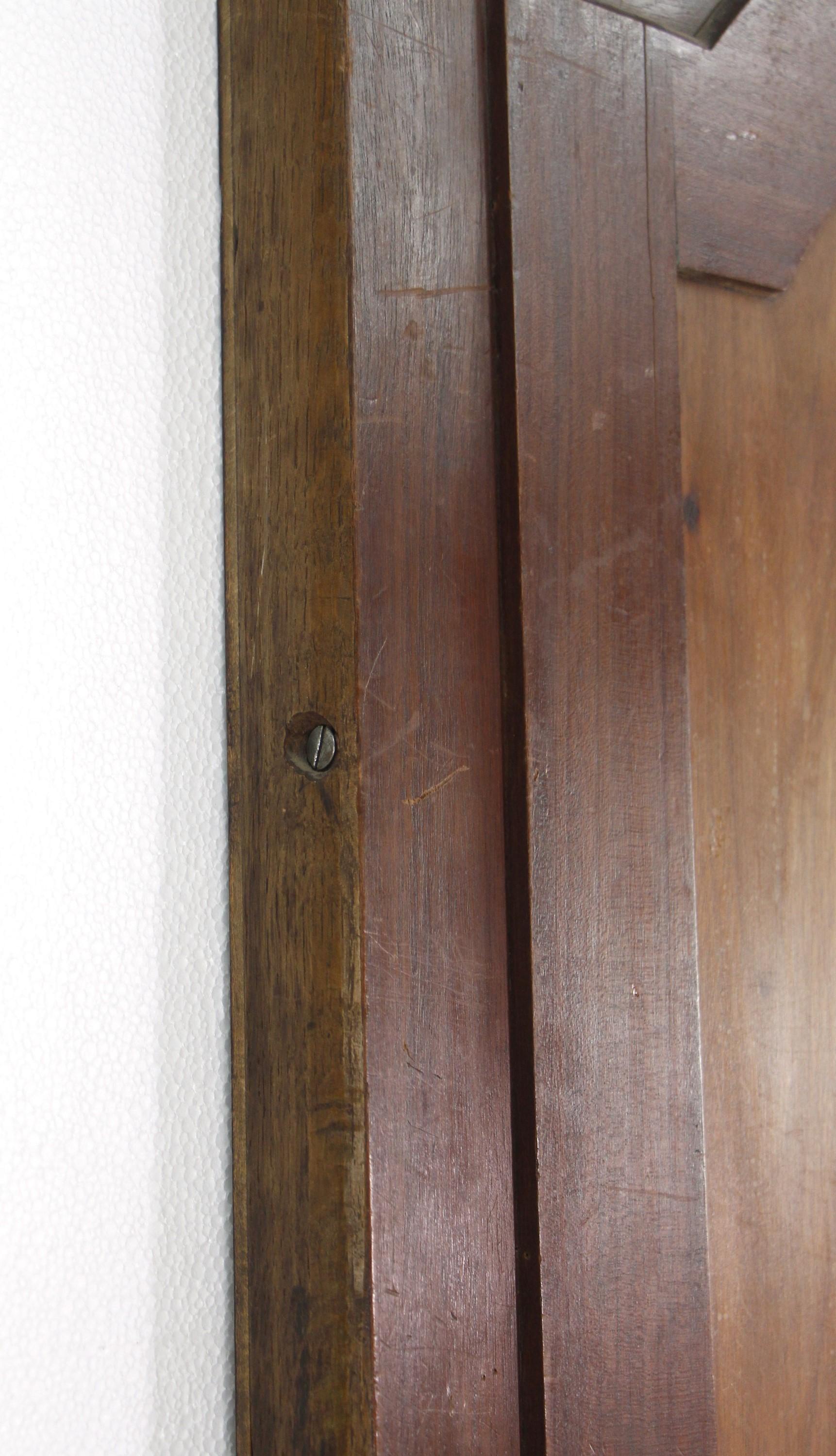 Dunkler Fleck Holz Schrank abgeschrägte Spiegel Tür Messing Trim  im Zustand „Gut“ im Angebot in New York, NY
