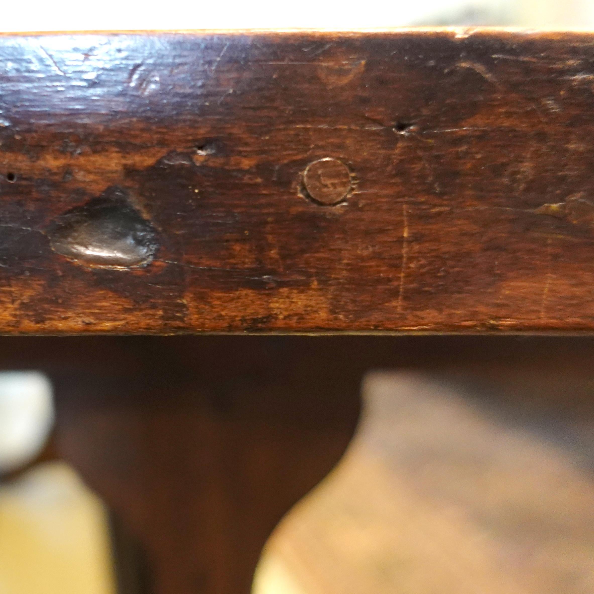 Legno Tavolo da fattoria belga antico tinto di scuro in vendita