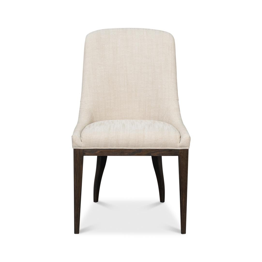 Realizzata con una robusta struttura in rovere tinto scuro, questa sedia classica presenta linee pulite e raffinatezza, perfette per valorizzare sale da pranzo o soggiorni. La seduta e lo schienale sono rivestiti in un morbido tessuto di poliestere