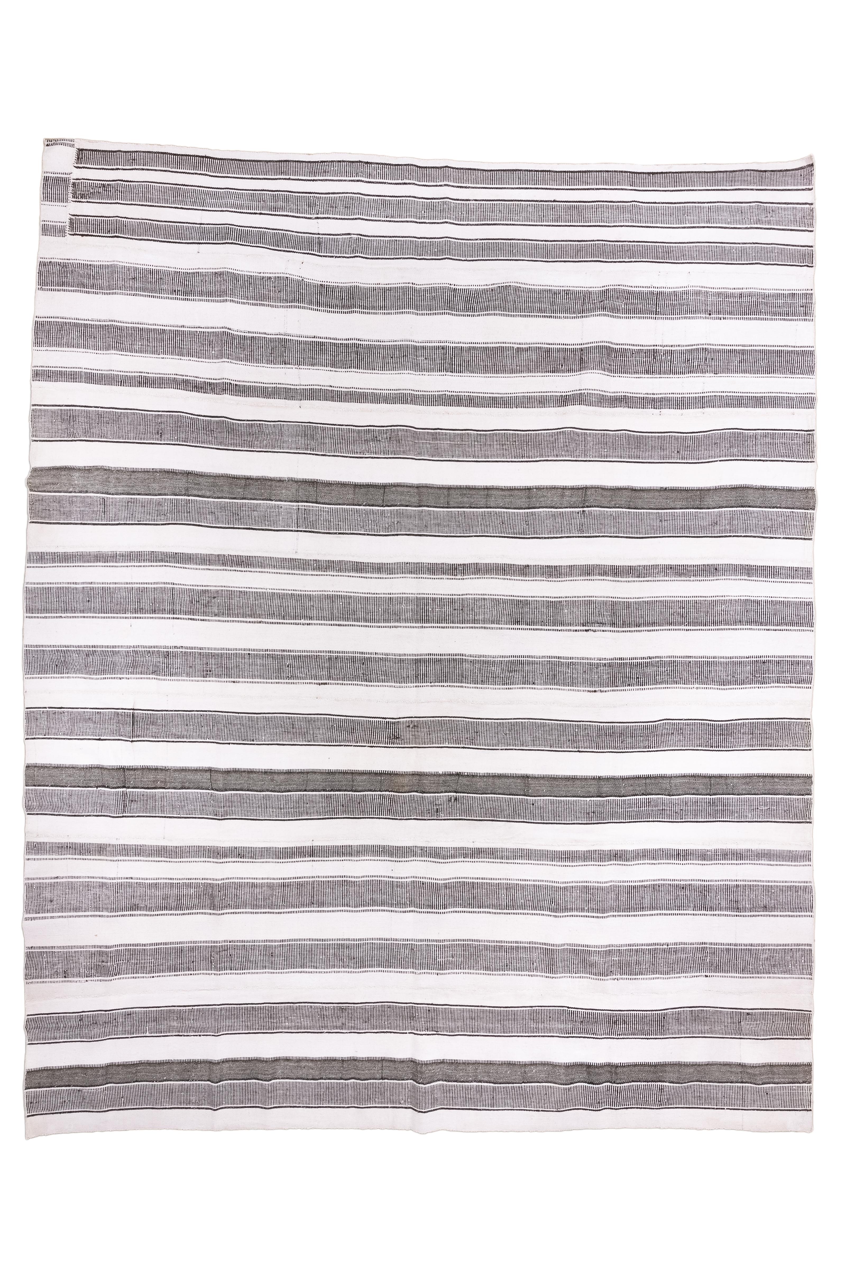 Die dunklen Streifen haben eine innere kammartige Struktur, während die strohsandfarbenen und einfarbig braunen Streifen im Grunde flach und strukturlos sind. Einige Kammfugen zwischen hell und dunkel. Bitonale Palette. Größe einstellbar. Moderne