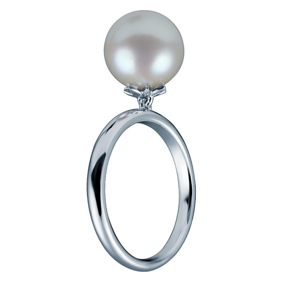 - 1 Round Diamond- 0.02 ct, E-F/VS
- 9.8 mm White South Sea pearl
- 14K White Gold 
- Weight: 3.73 g
- Size: 17 mm
This delicate 14K white gold ring features a dangling white South Sea pearl 9.8 mm that sways gently when you move. Match it with