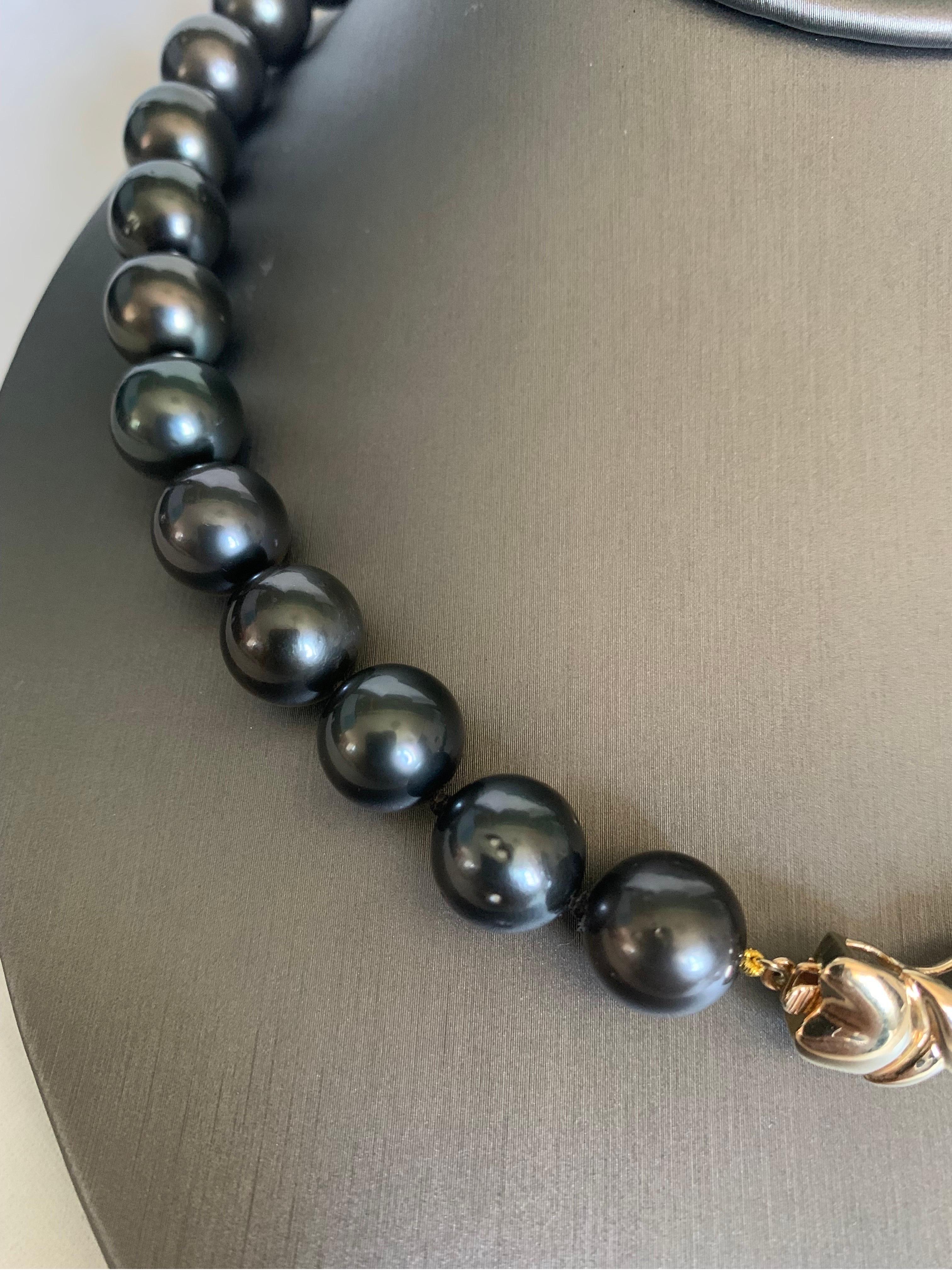Dark Tahitian Pearl Strand Necklace with Yellow Gold Clasp For Sale 4