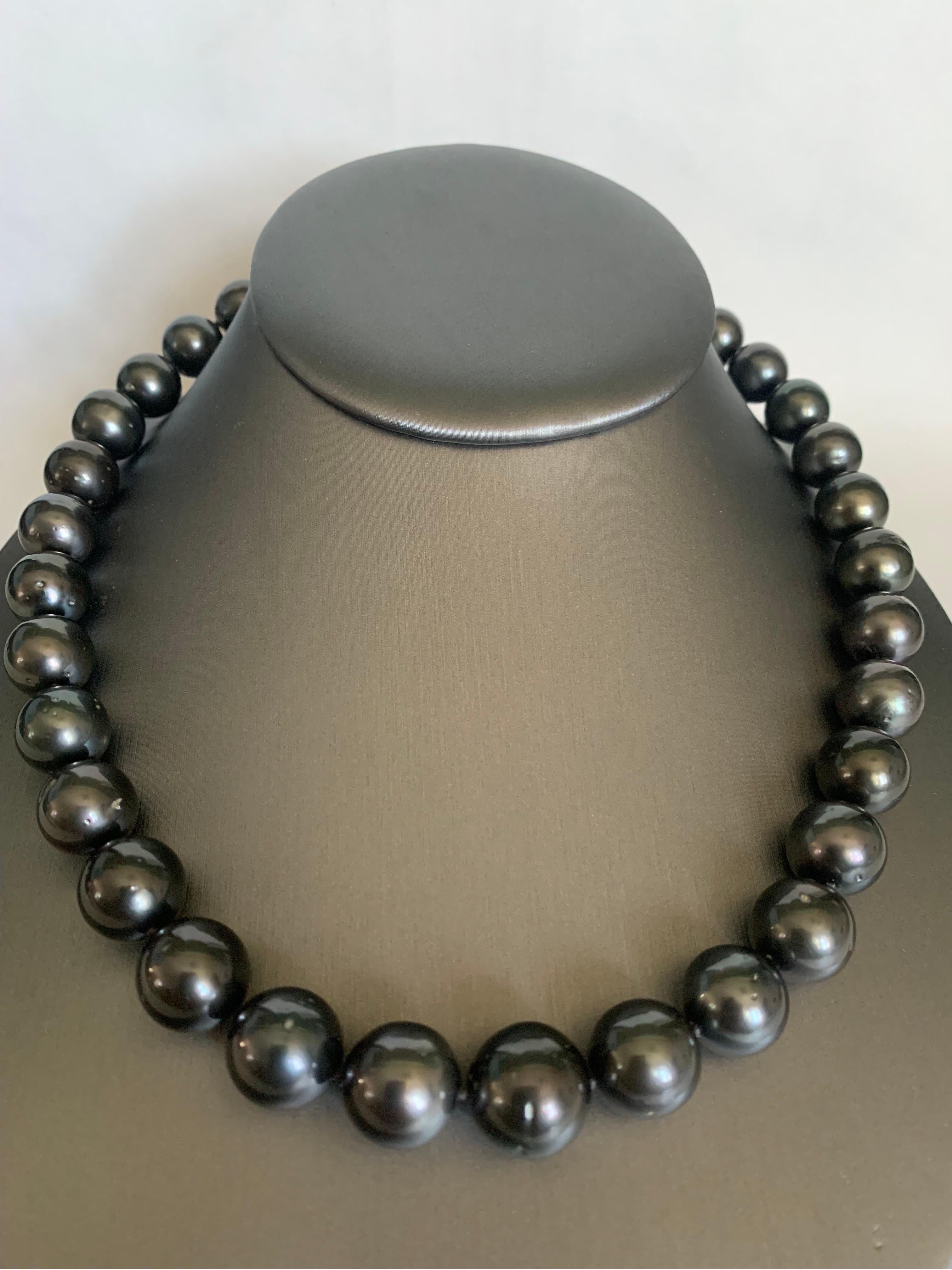Contemporary Dark Tahitian Pearl Strand Necklace with Yellow Gold Clasp For Sale