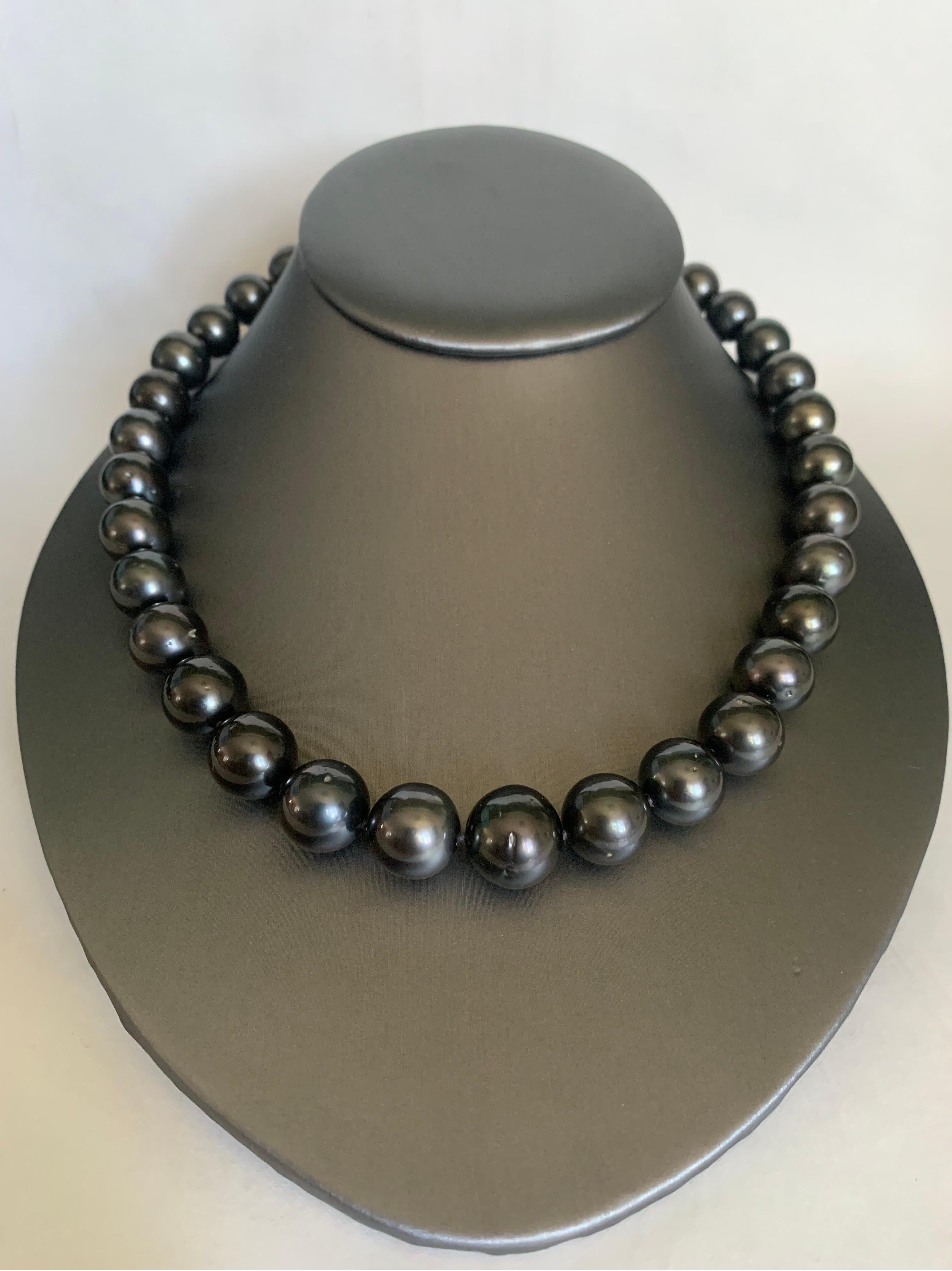 Round Cut Dark Tahitian Pearl Strand Necklace with Yellow Gold Clasp For Sale