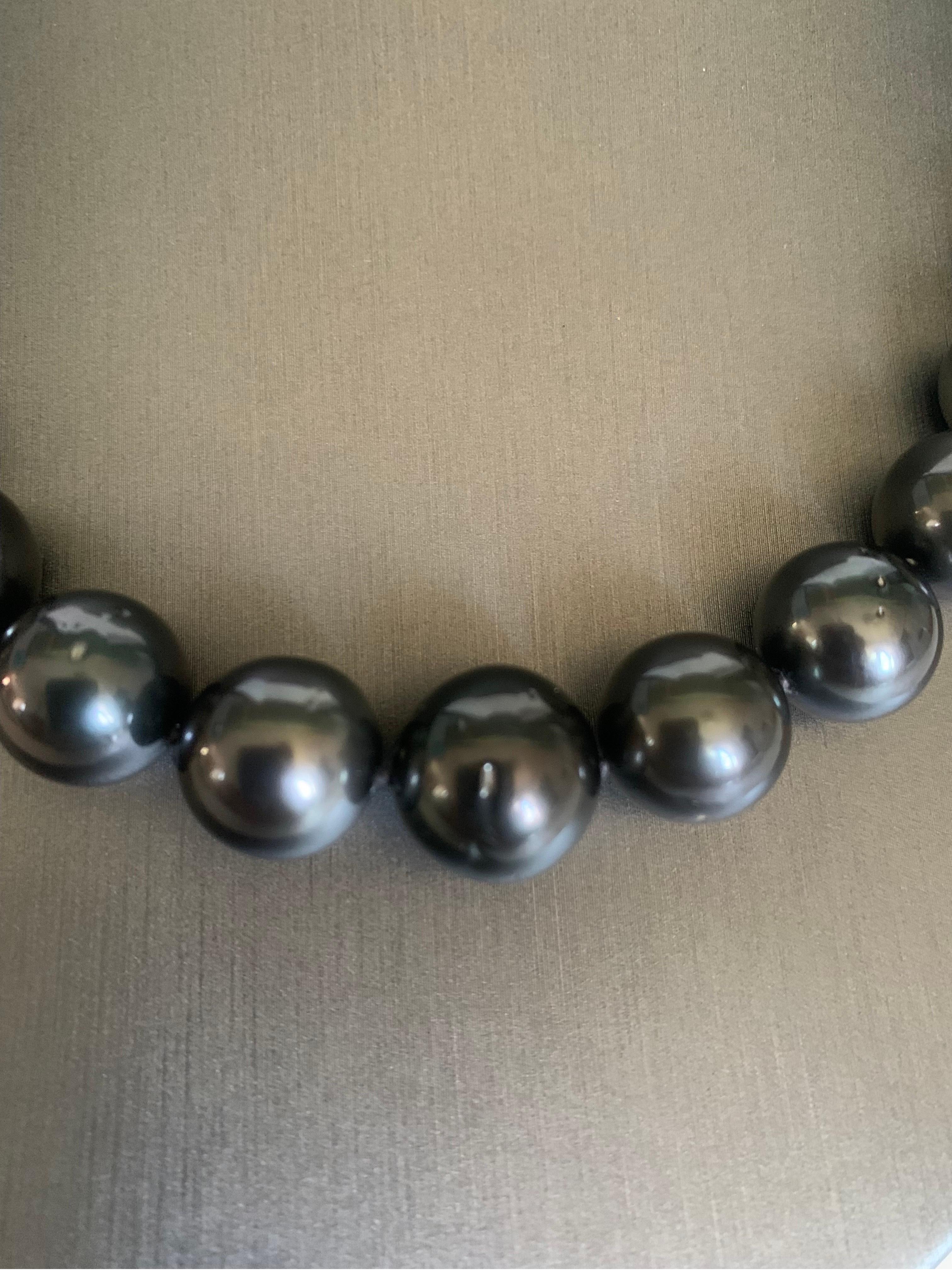 Dark Tahitian Pearl Strand Necklace with Yellow Gold Clasp In New Condition For Sale In Trumbull, CT