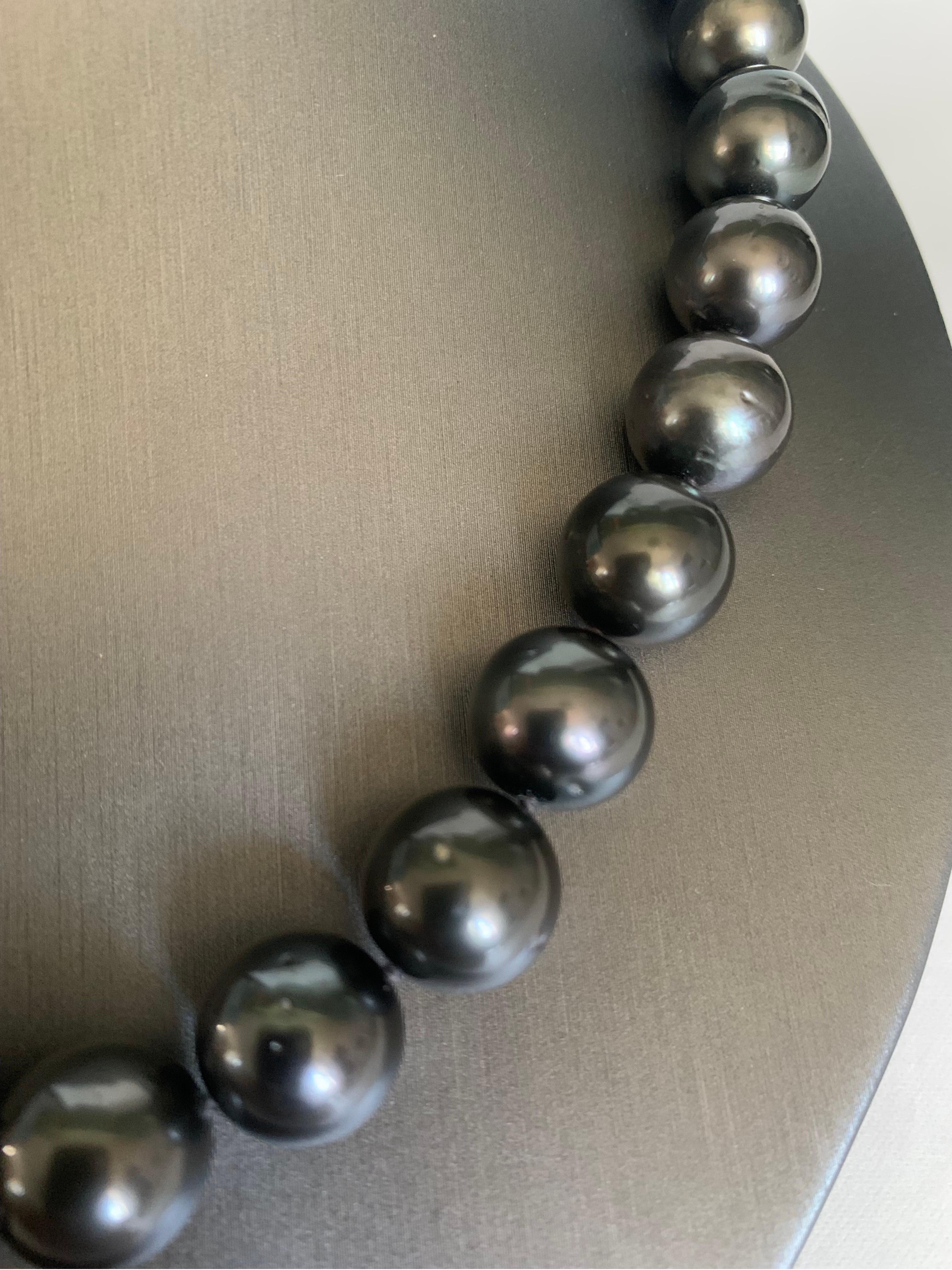 Women's Dark Tahitian Pearl Strand Necklace with Yellow Gold Clasp For Sale