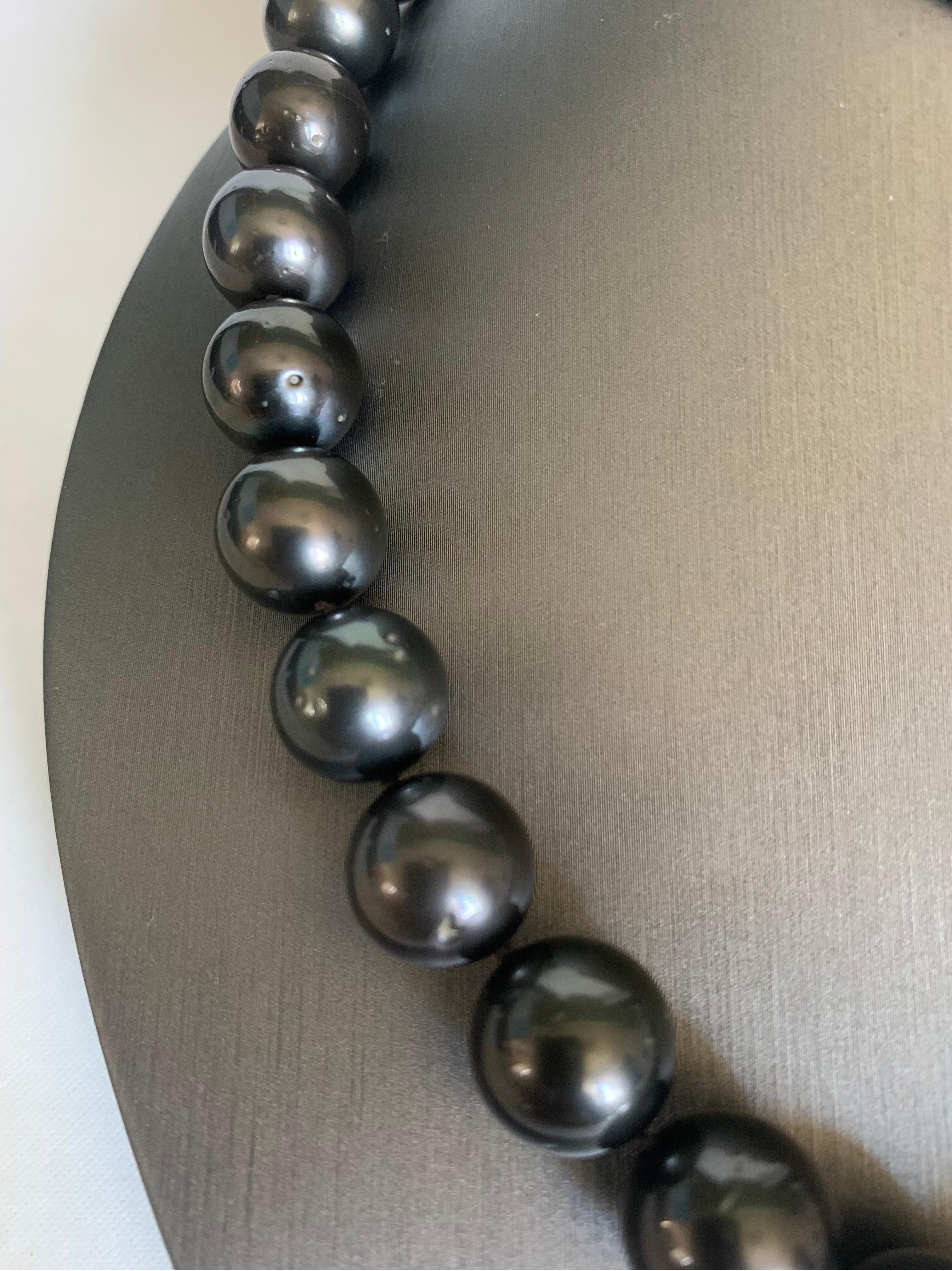 Dark Tahitian Pearl Strand Necklace with Yellow Gold Clasp For Sale 1