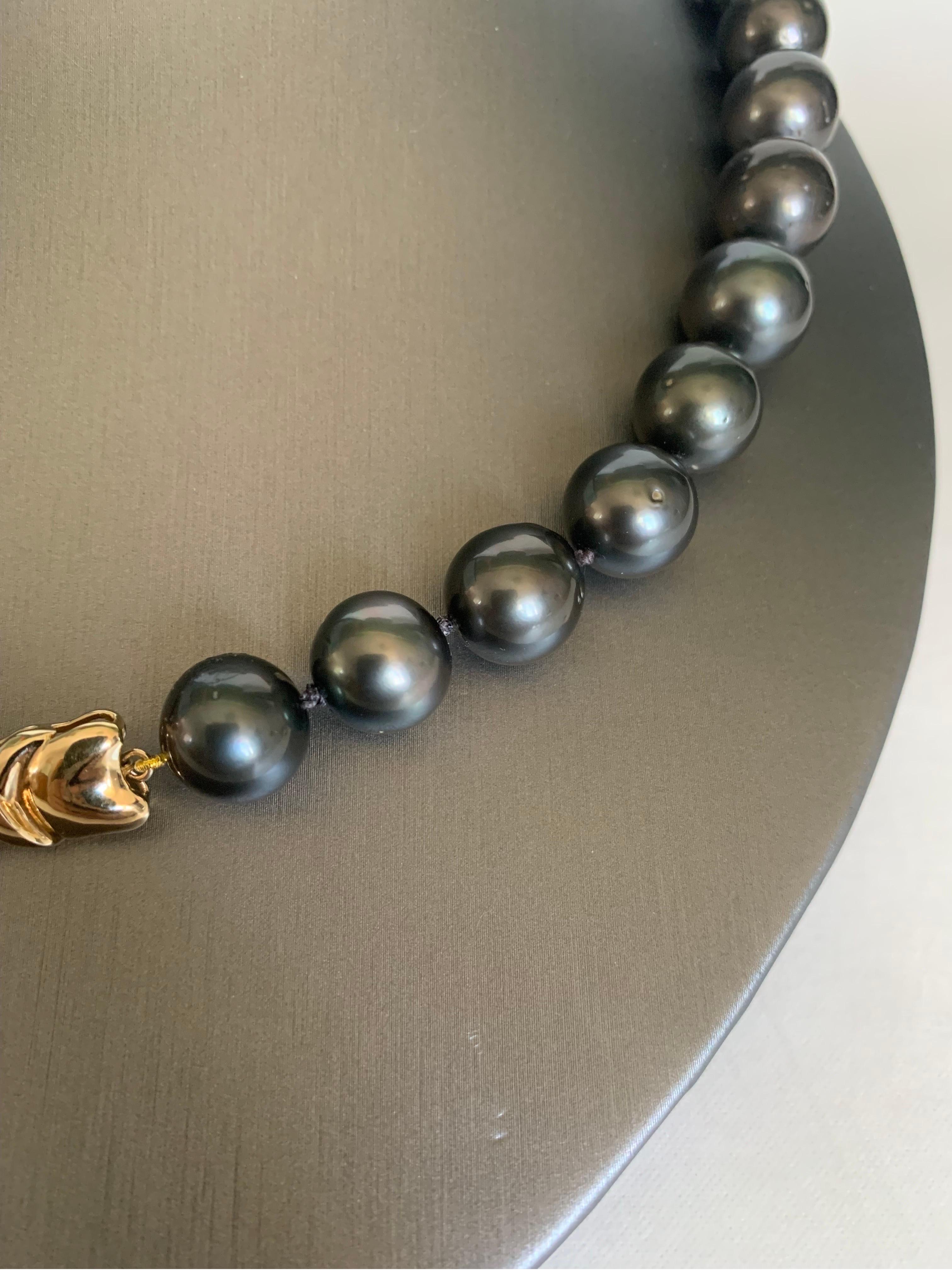 Dark Tahitian Pearl Strand Necklace with Yellow Gold Clasp For Sale 3