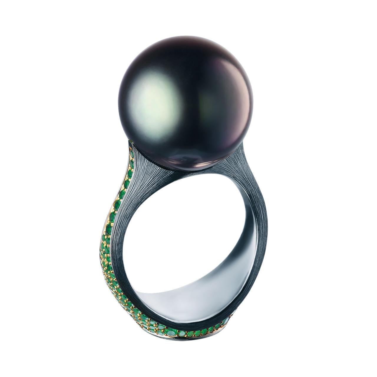 mb00009
- 20 Round Diamonds – 0.08 ct, E-F/ VVS
- 9 Round Sapphires– 0.04 ct
- 201 Round Tsavorites– 0.97 ct
- 15.3 mm Dark Tahitian pearl 
- 18K White Gold 
- Weight: 13.52 g
- Size: 16.5 mm
This elegant ring from the Pearl dreams collection of