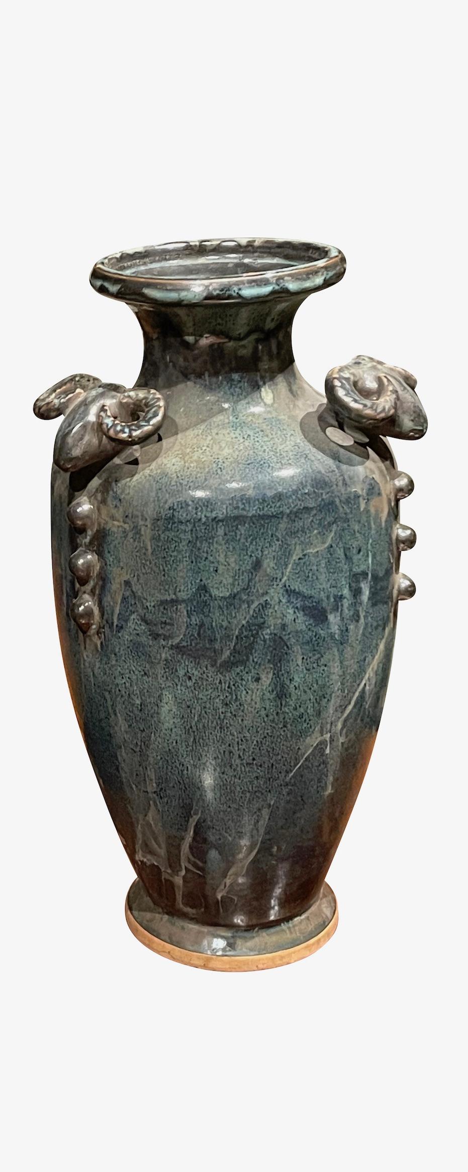 Vaso a testa di ariete in smalto turchese scuro e bronzo, Cina, Contemporaneo In condizioni Nuovo in vendita a New York, NY