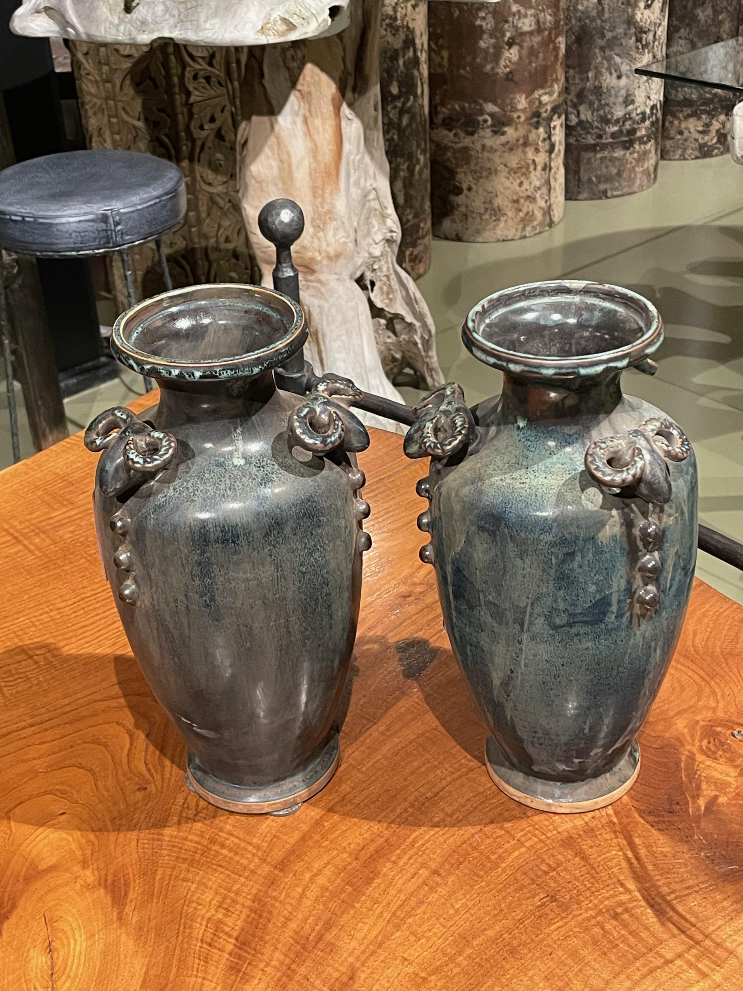 Vase à tête de bélier en bronze et turquoise foncé, Chine, Contemporain en vente 1
