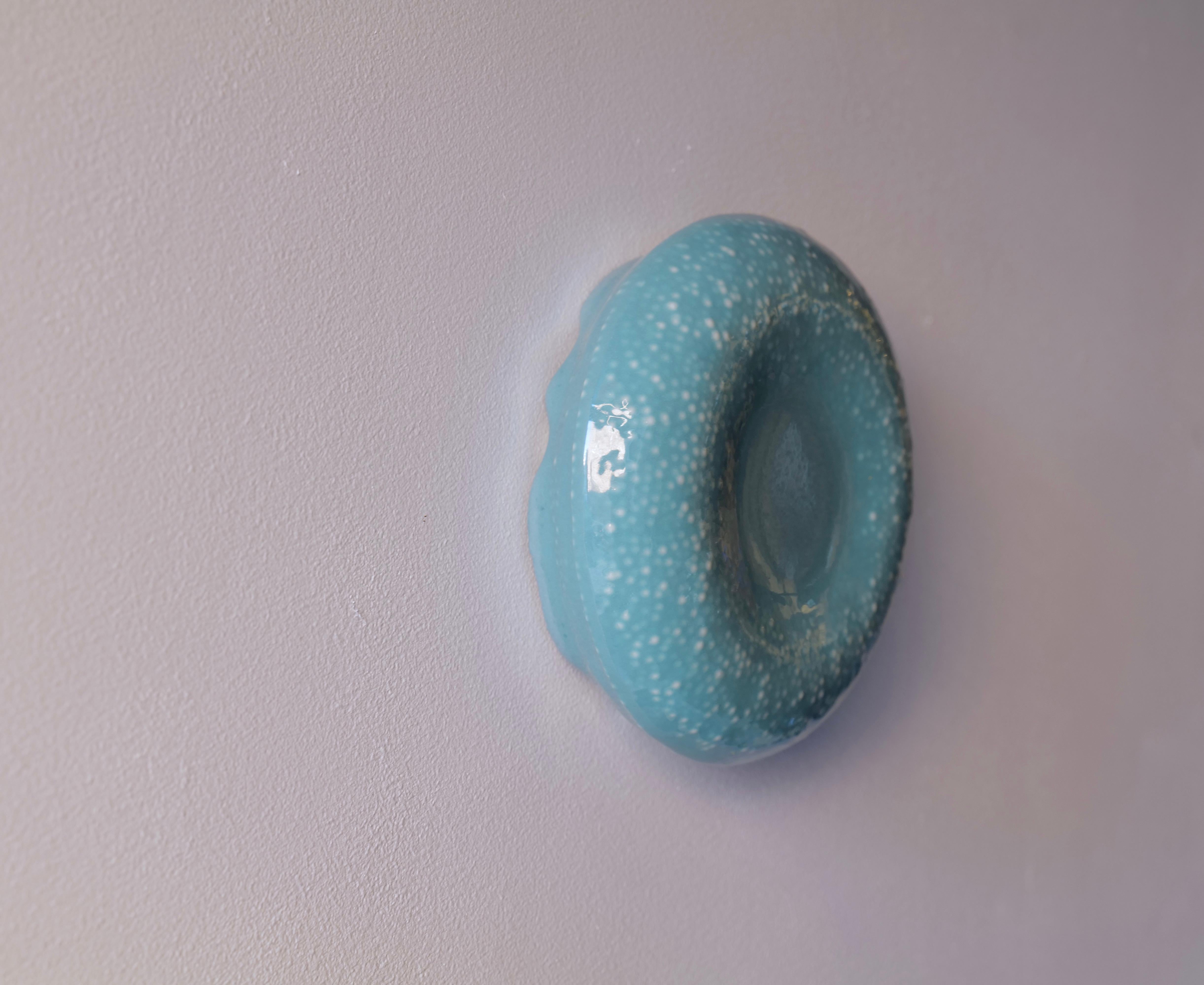 XXI secolo e contemporaneo Scultura da parete a forma di piccolo soffio di colore turchese scuro in vendita