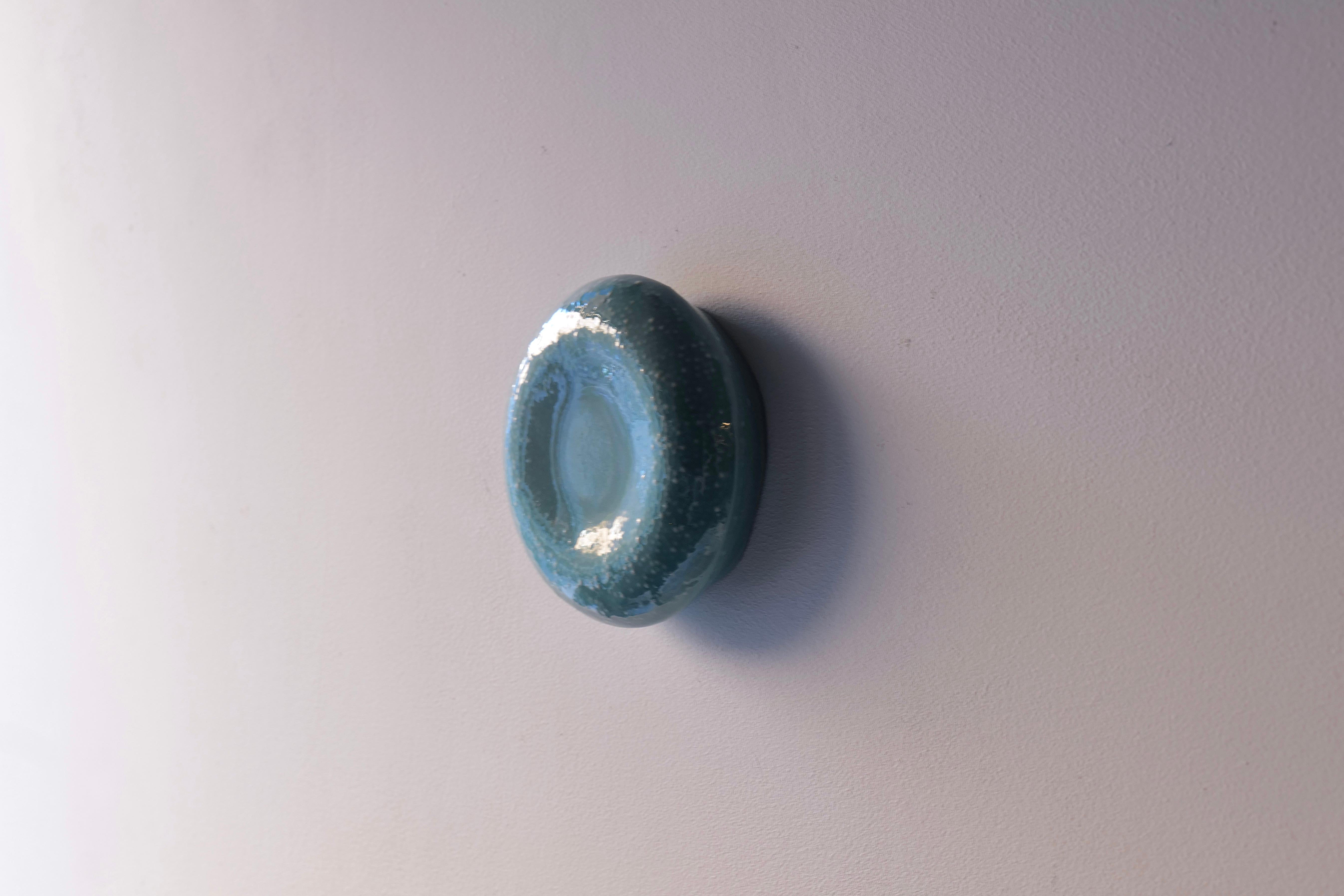 La scultura da parete Turchese Scuro Small Puff è un pezzo di ceramica artigianale di grande effetto che combina una forma scultorea con uno smalto luminoso. La sua forma organica a sbuffo dona morbidezza e dimensione a qualsiasi parete, mentre la