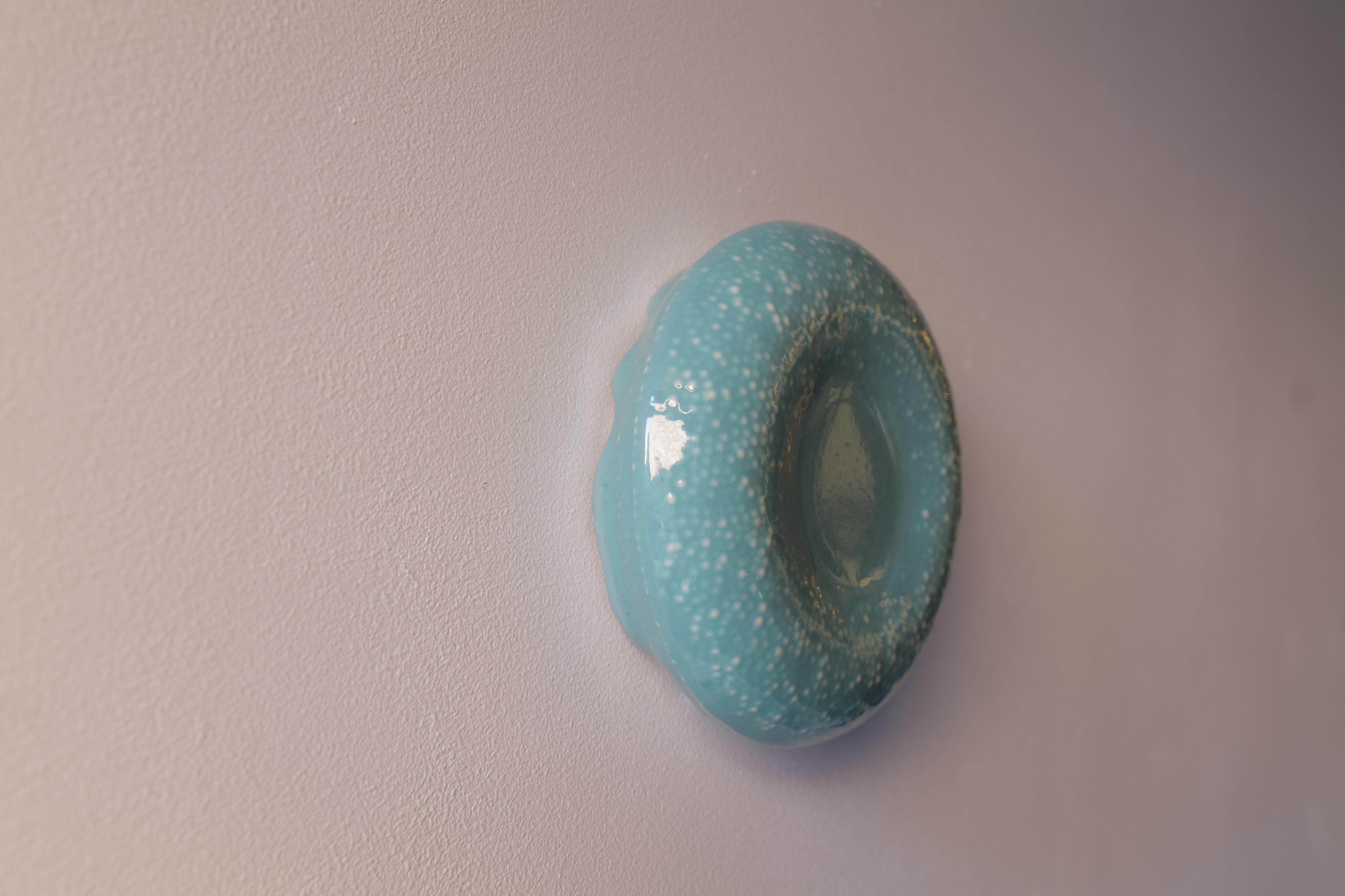 Scultura da parete a forma di piccolo soffio di colore turchese scuro in vendita 1