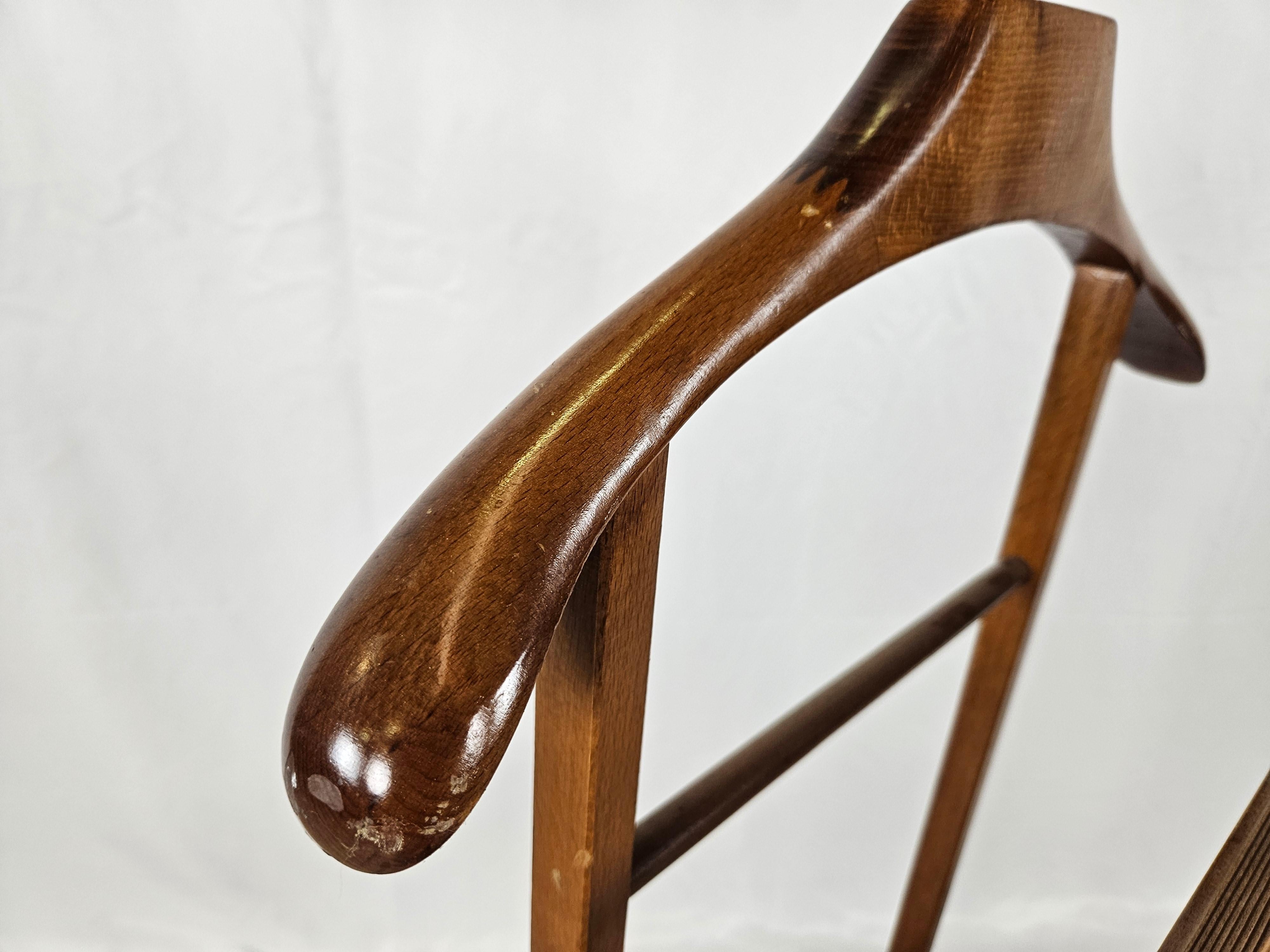 Dark Valet Stand in Wood In Good Condition In Premariacco, IT