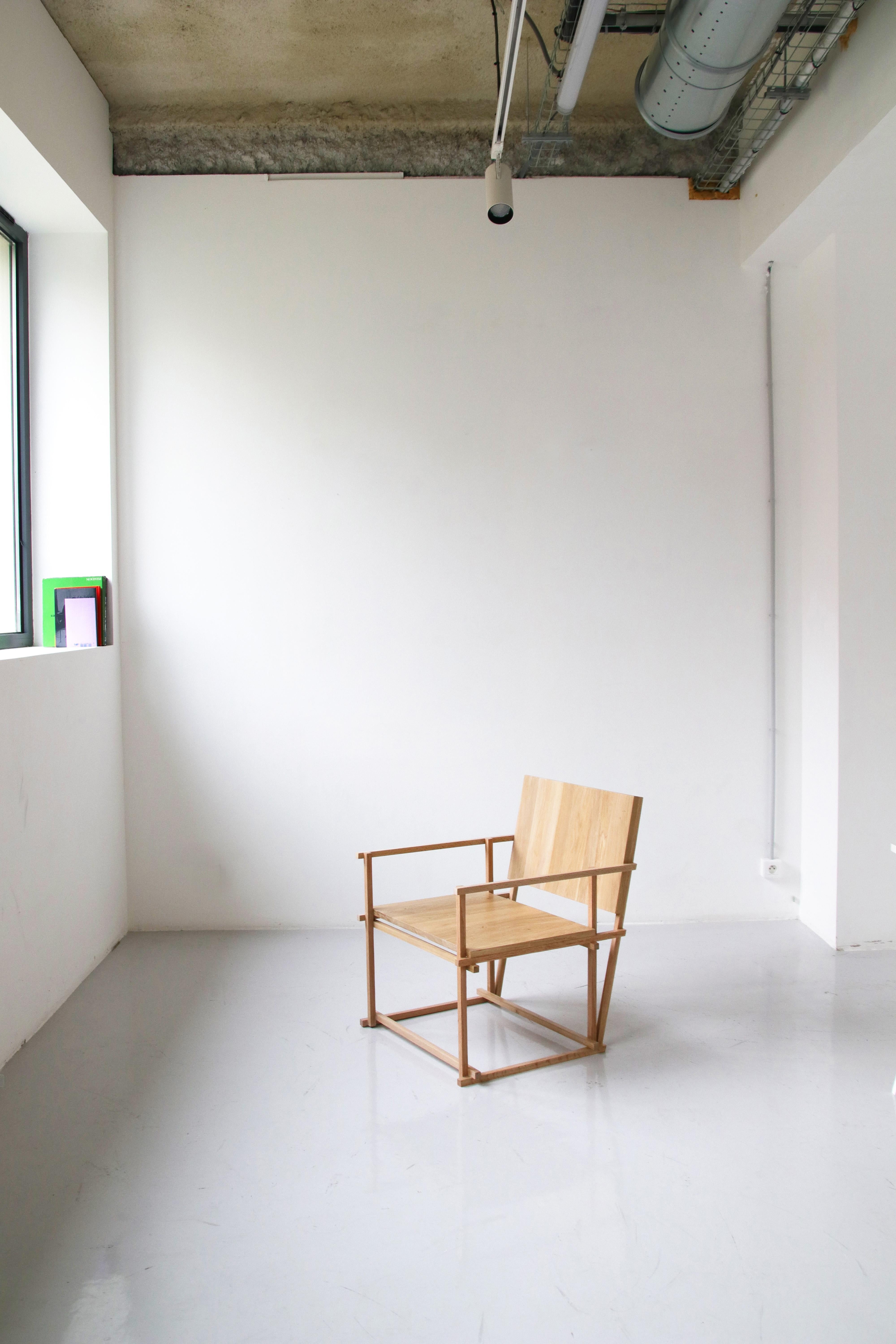 Dunkel lackierter Arles Sessel von Alice Lahana Studio im Angebot 4