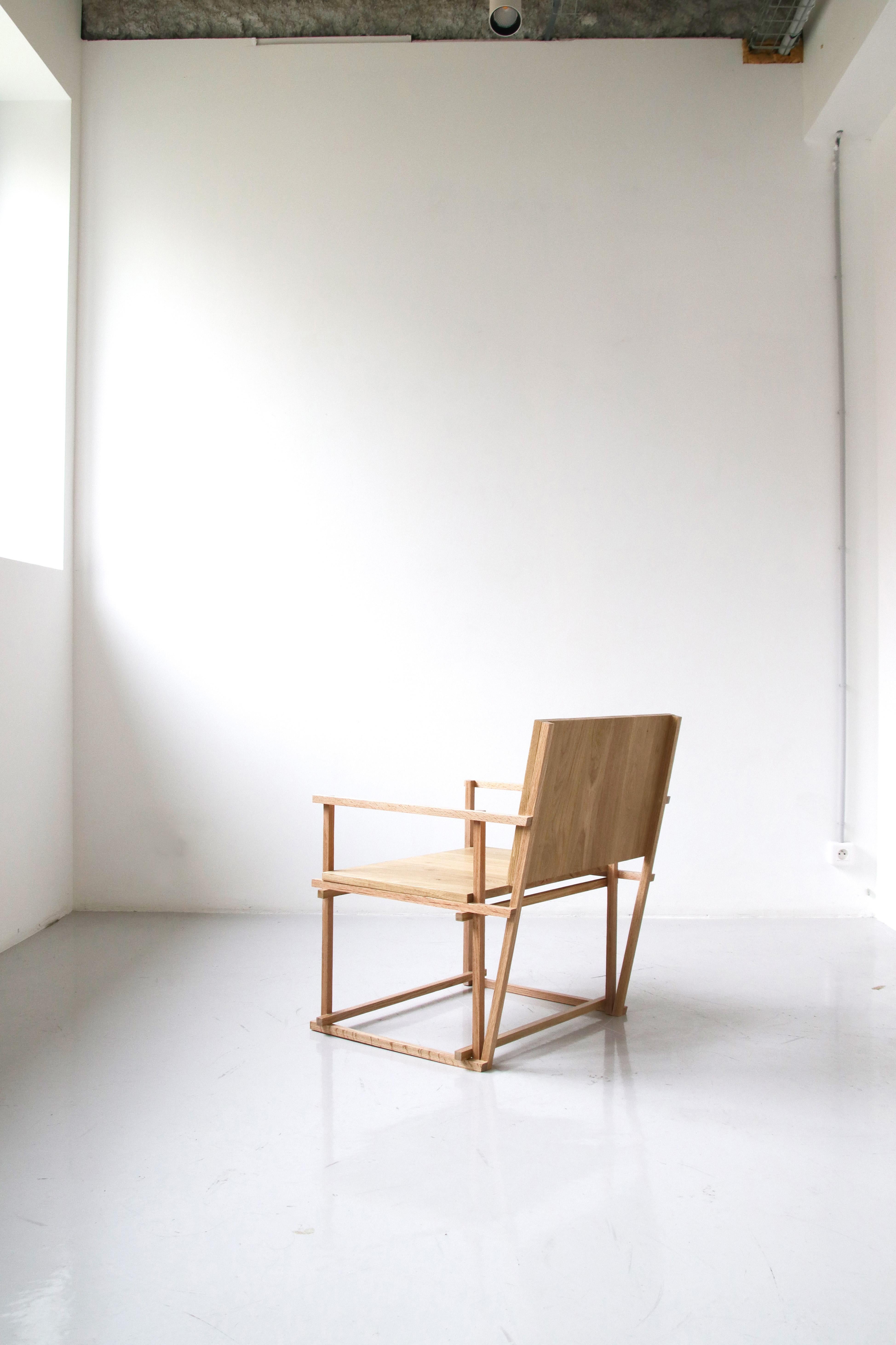 Dunkel lackierter Arles Sessel von Alice Lahana Studio im Angebot 5