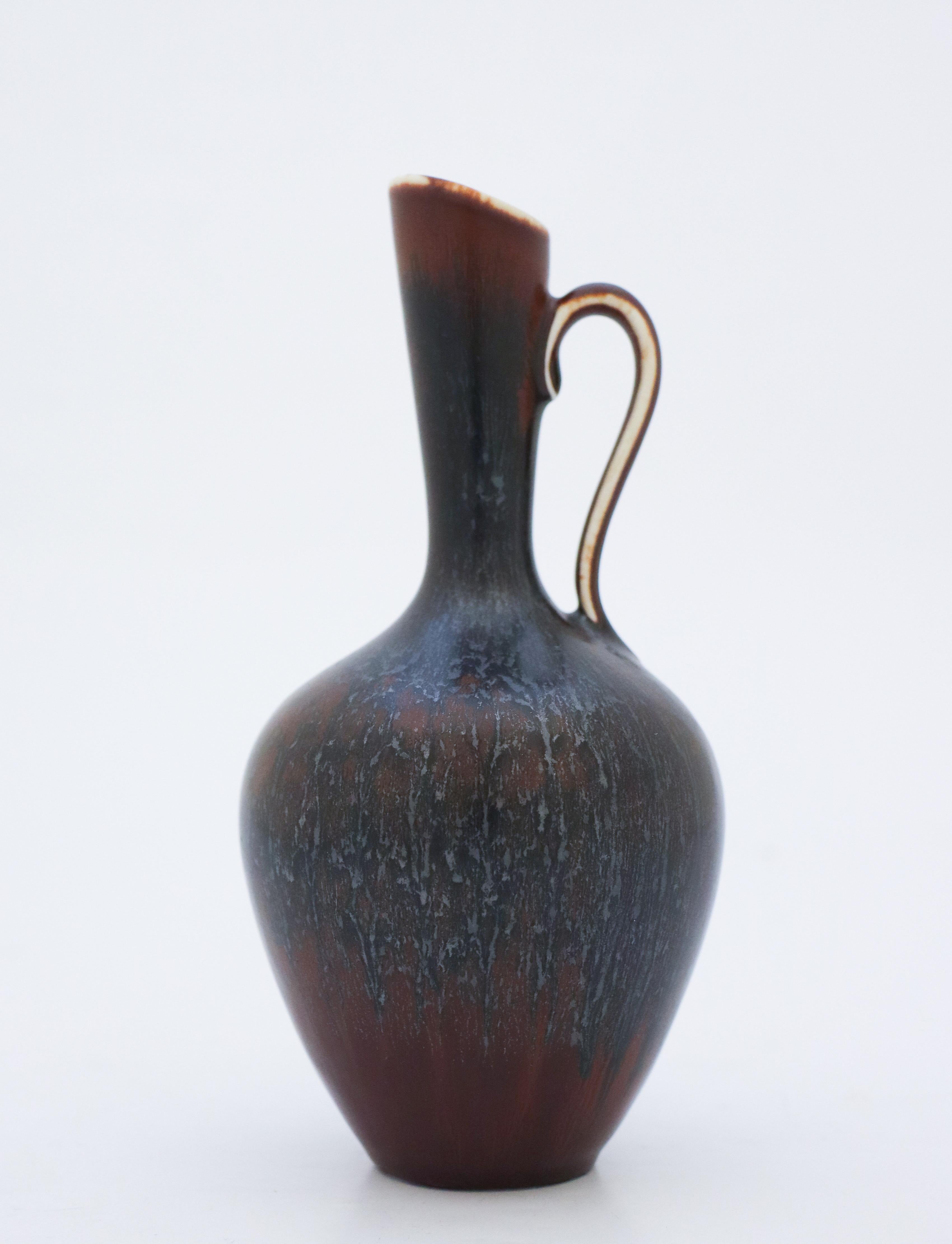 Eine dunkle Vase (schwarz und braun) mit einer schönen Glasur, entworfen von Gunnar Nylund in Rörstrand, 17,5 cm hoch. Es ist in neuwertigem Zustand und als 1. Qualität gekennzeichnet. 

Gunnar Nylund wurde 1904 in Paris geboren. Seine Eltern