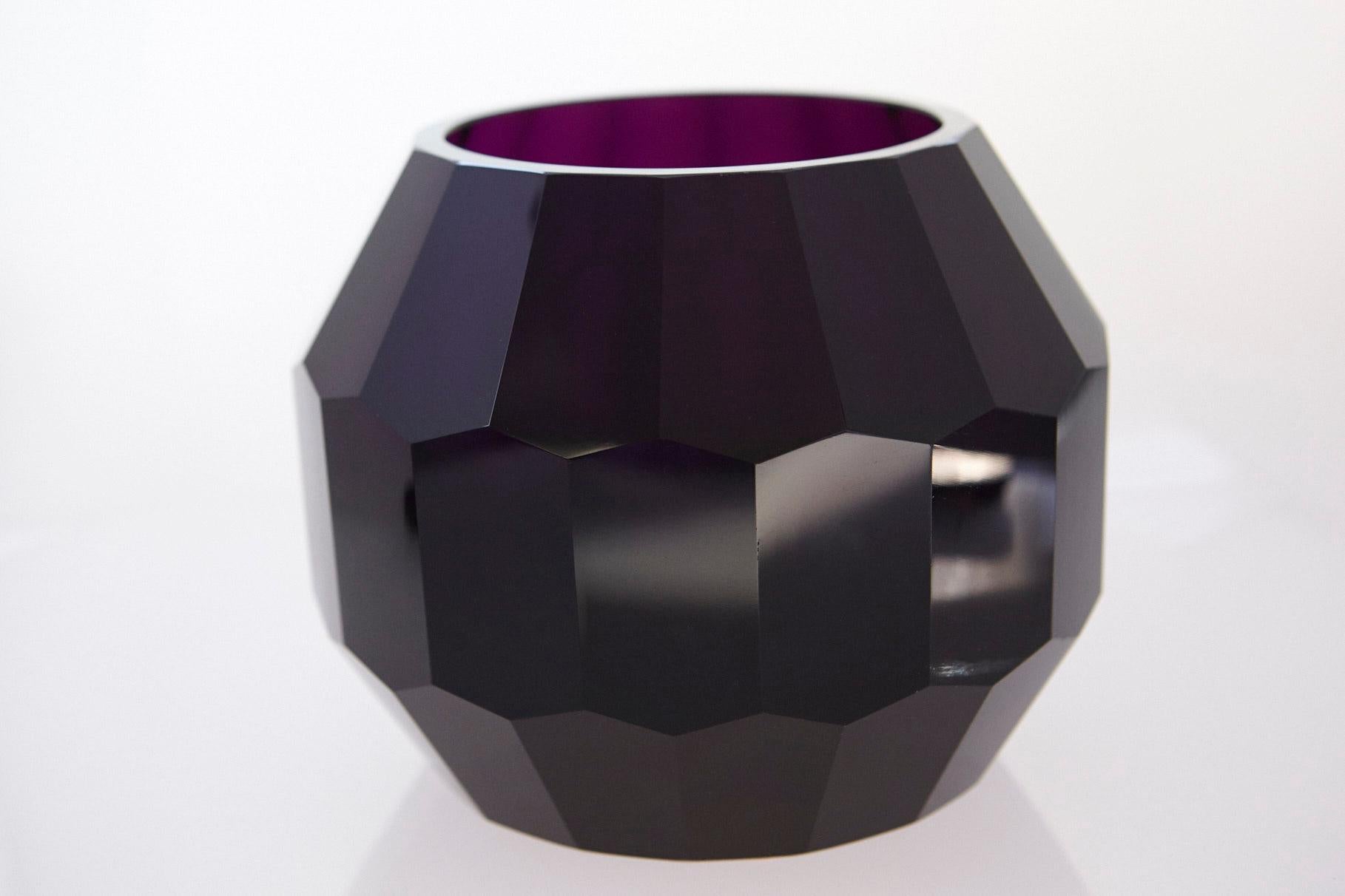 Dunkelviolette handgeschliffene Kristallvase, Josef Hoffmann für Moser & Söhne zugeschrieben (Art déco) im Angebot