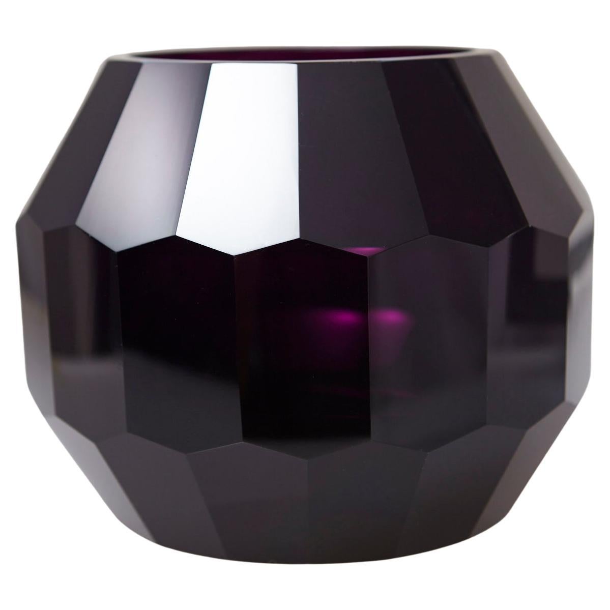 Vase en cristal violet foncé taillé à la main Attribué à Josef Hoffmann pour Moser & Söhne