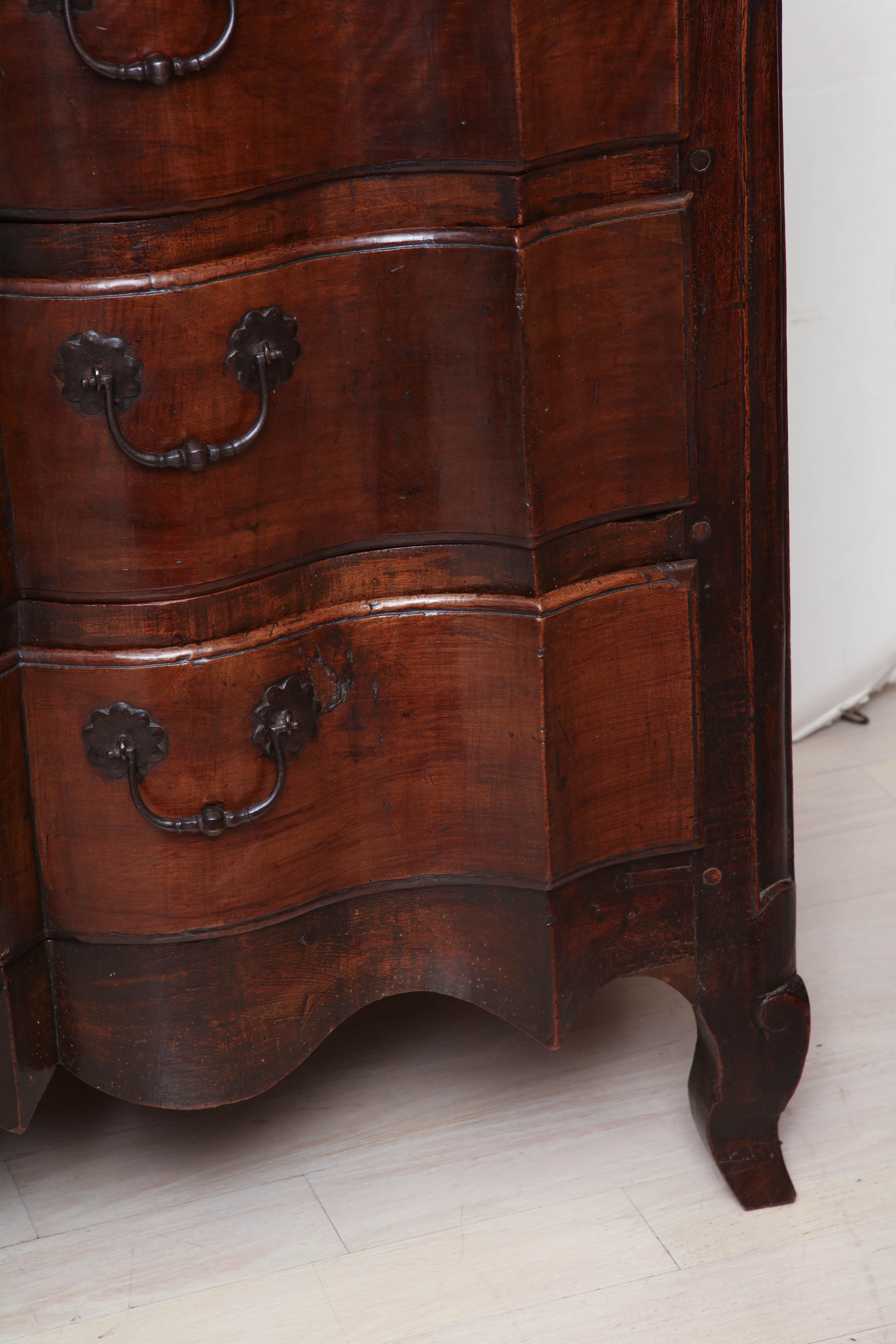 Dark Walnut Commode with Shaped Drawers, 18th Century, French In Excellent Condition For Sale In New York, NY