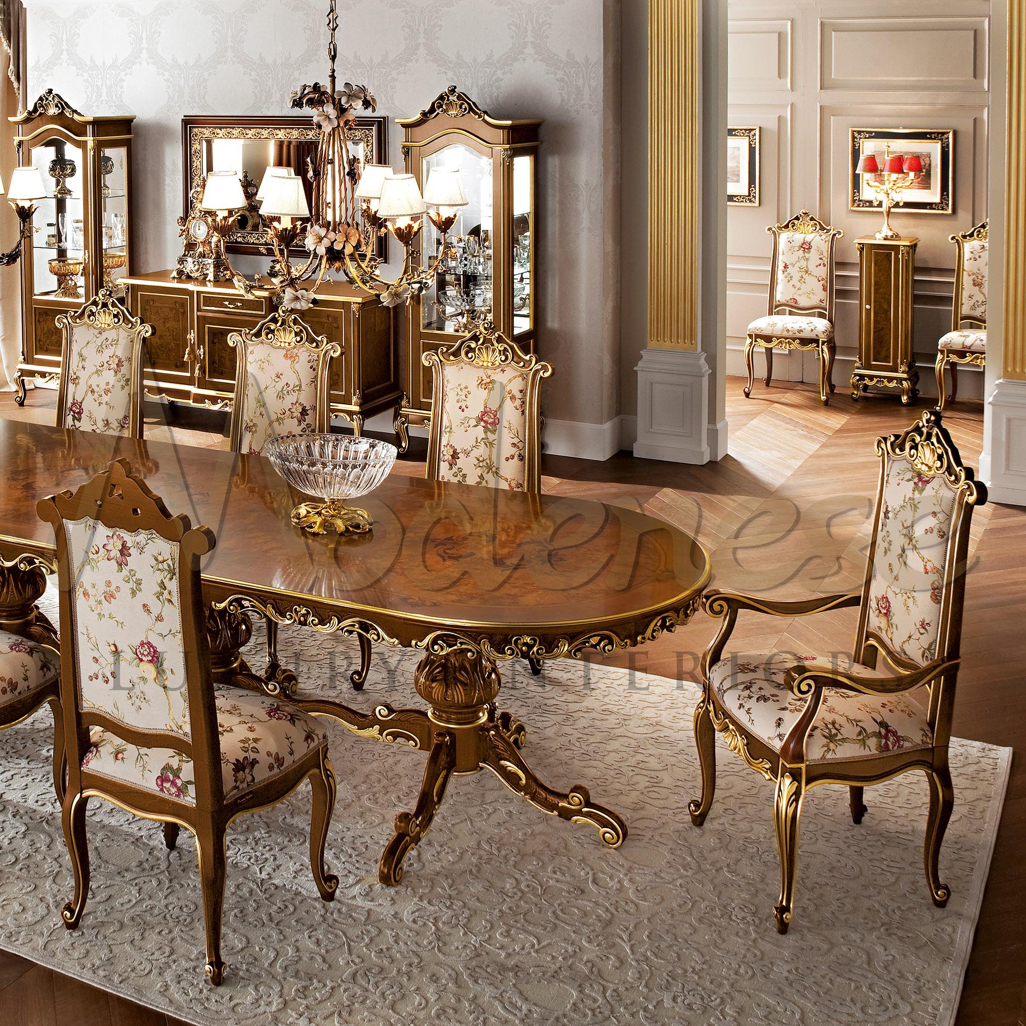 Dunkler Esszimmerstuhl aus Nussbaumholz mit Armlehnen von Modenese Gastone Interiors (Neoklassisch) im Angebot