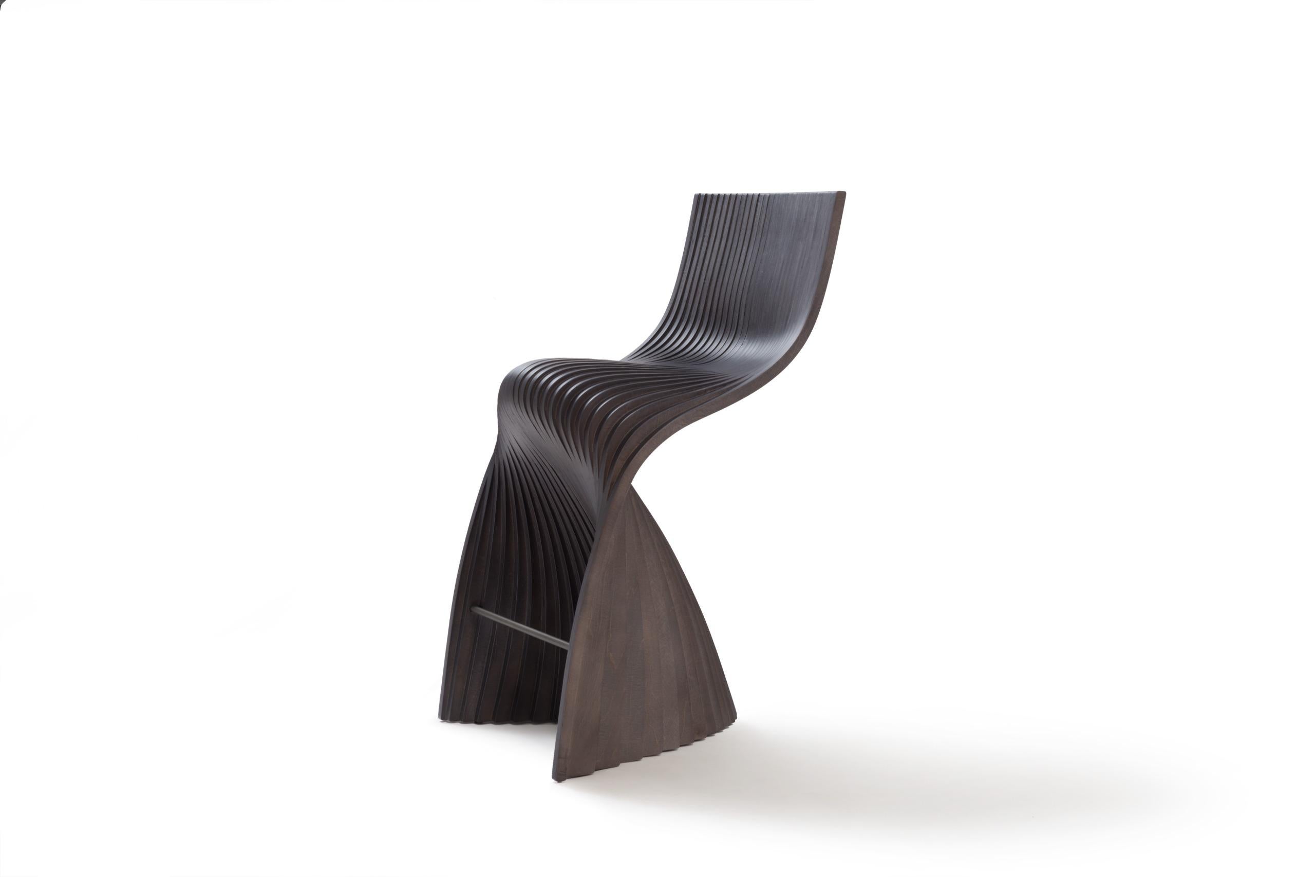 Laminé Tabouret Lina en noyer foncé de Piegatto, un tabouret sculptural en vente