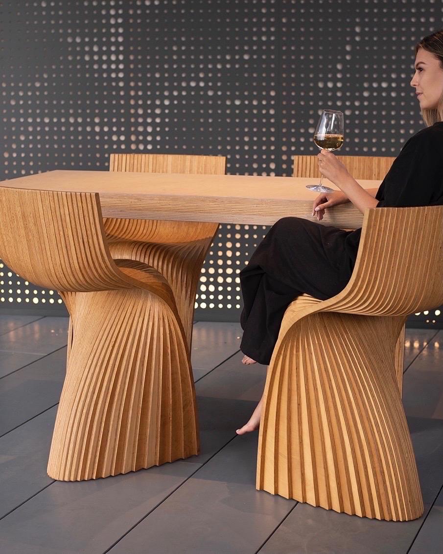 XXIe siècle et contemporain Tabouret Lina en noyer foncé de Piegatto, un tabouret sculptural en vente