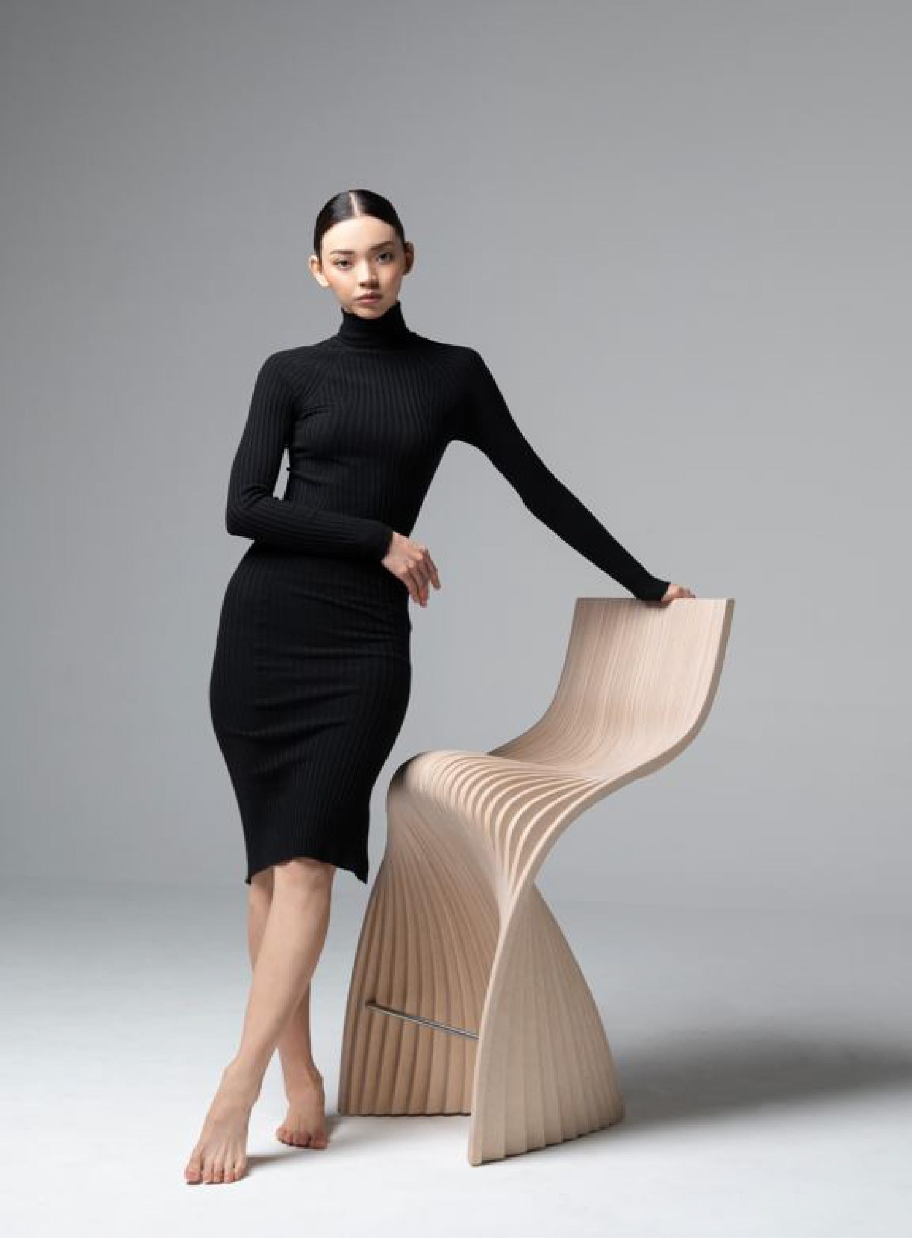 Tabouret Lina en noyer foncé de Piegatto, un tabouret sculptural en vente 1