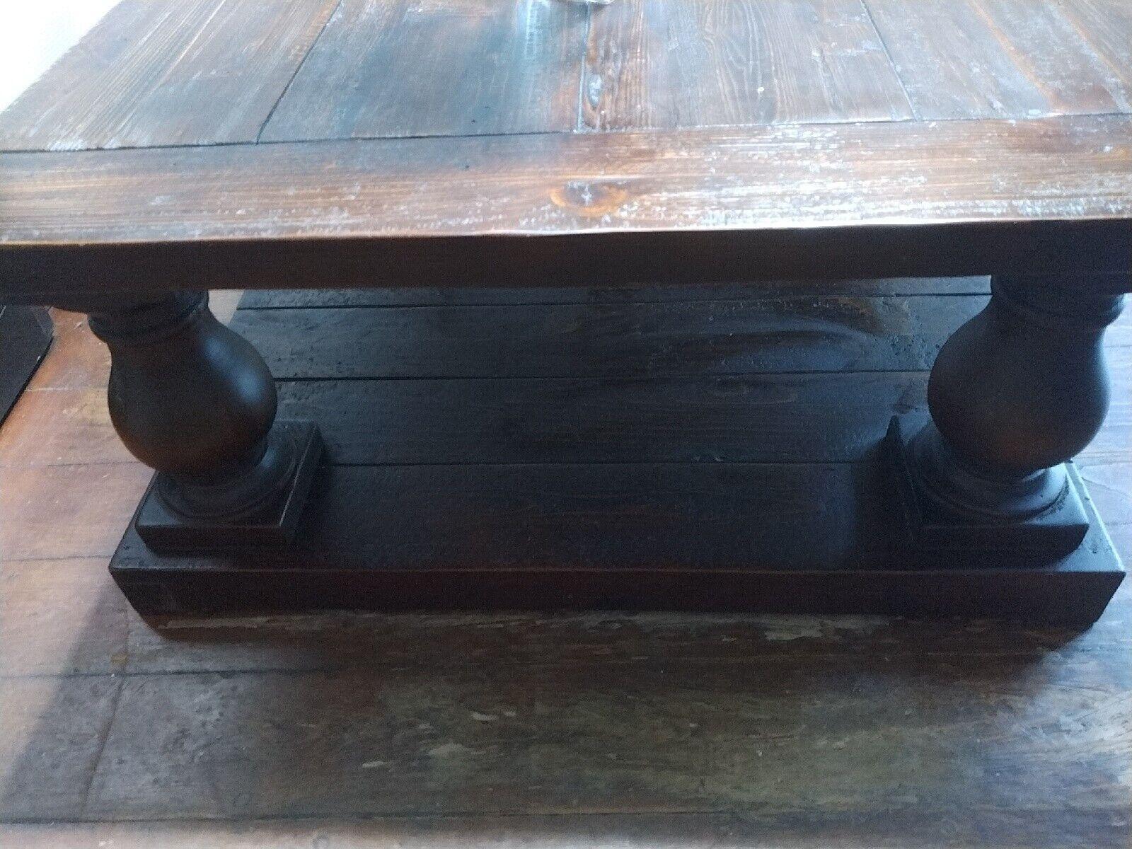 Dunkel Nussbaum Holz Finish Balustrade Couchtisch Schöne klobige Beine im Angebot 5