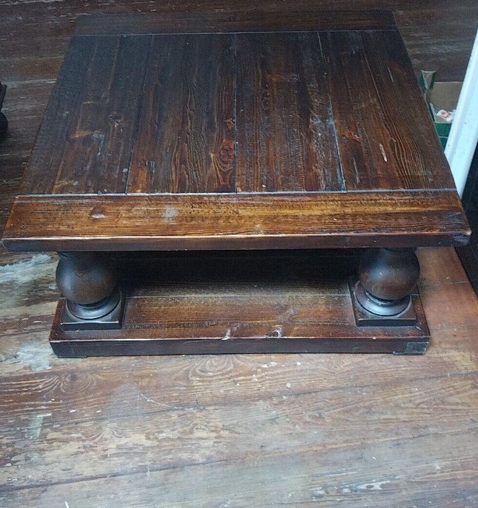 Dunkel Nussbaum Holz Finish Balustrade Couchtisch Schöne klobige Beine (Zarenreich) im Angebot