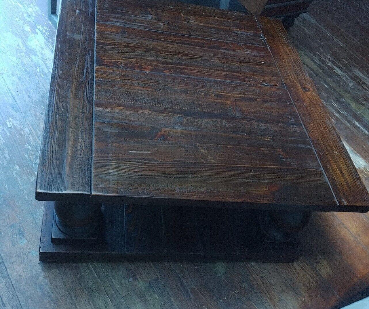 Dunkel Nussbaum Holz Finish Balustrade Couchtisch Schöne klobige Beine im Zustand „Hervorragend“ im Angebot in London, GB
